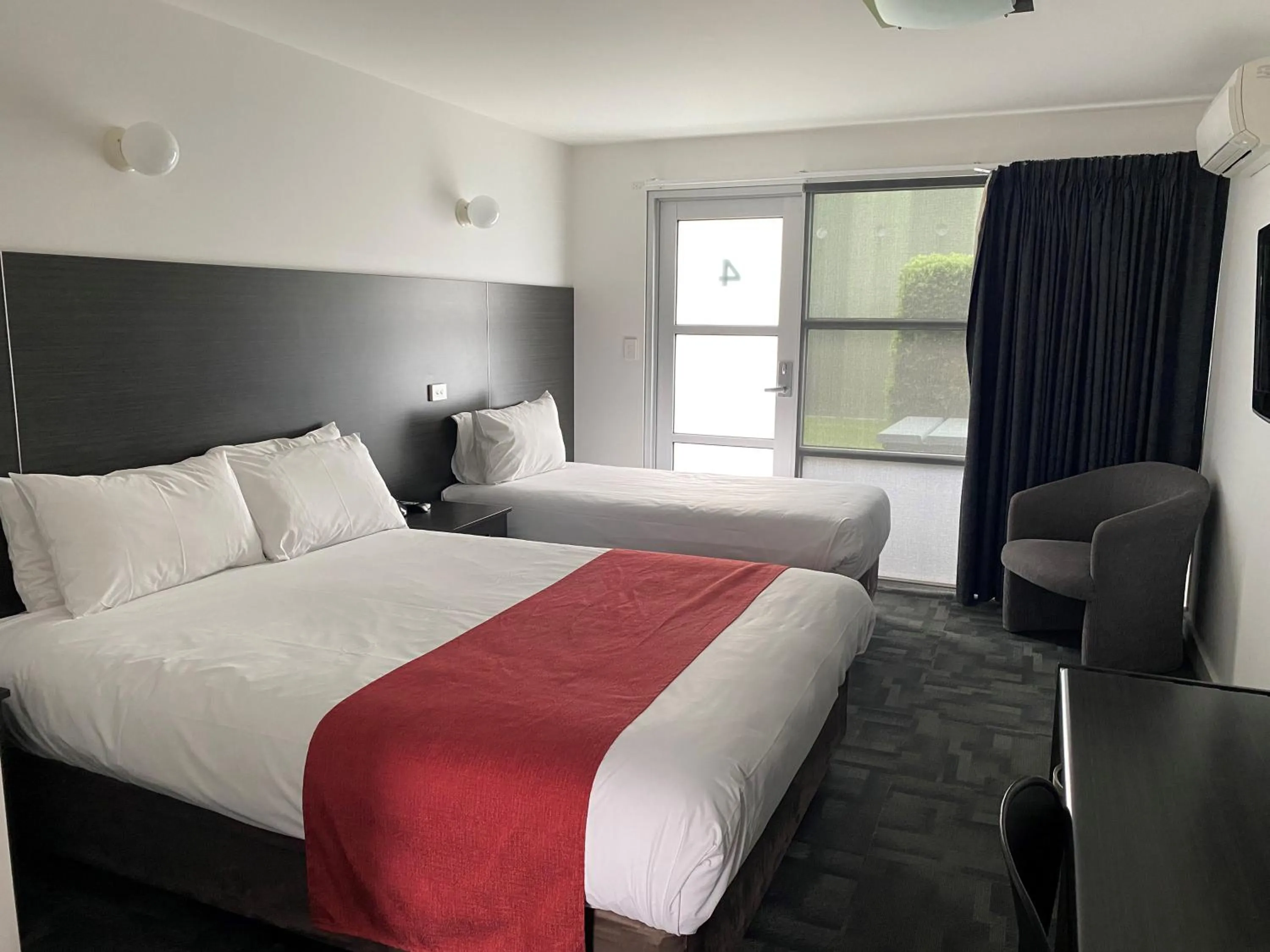 Bed in Brighton Hotel Motel