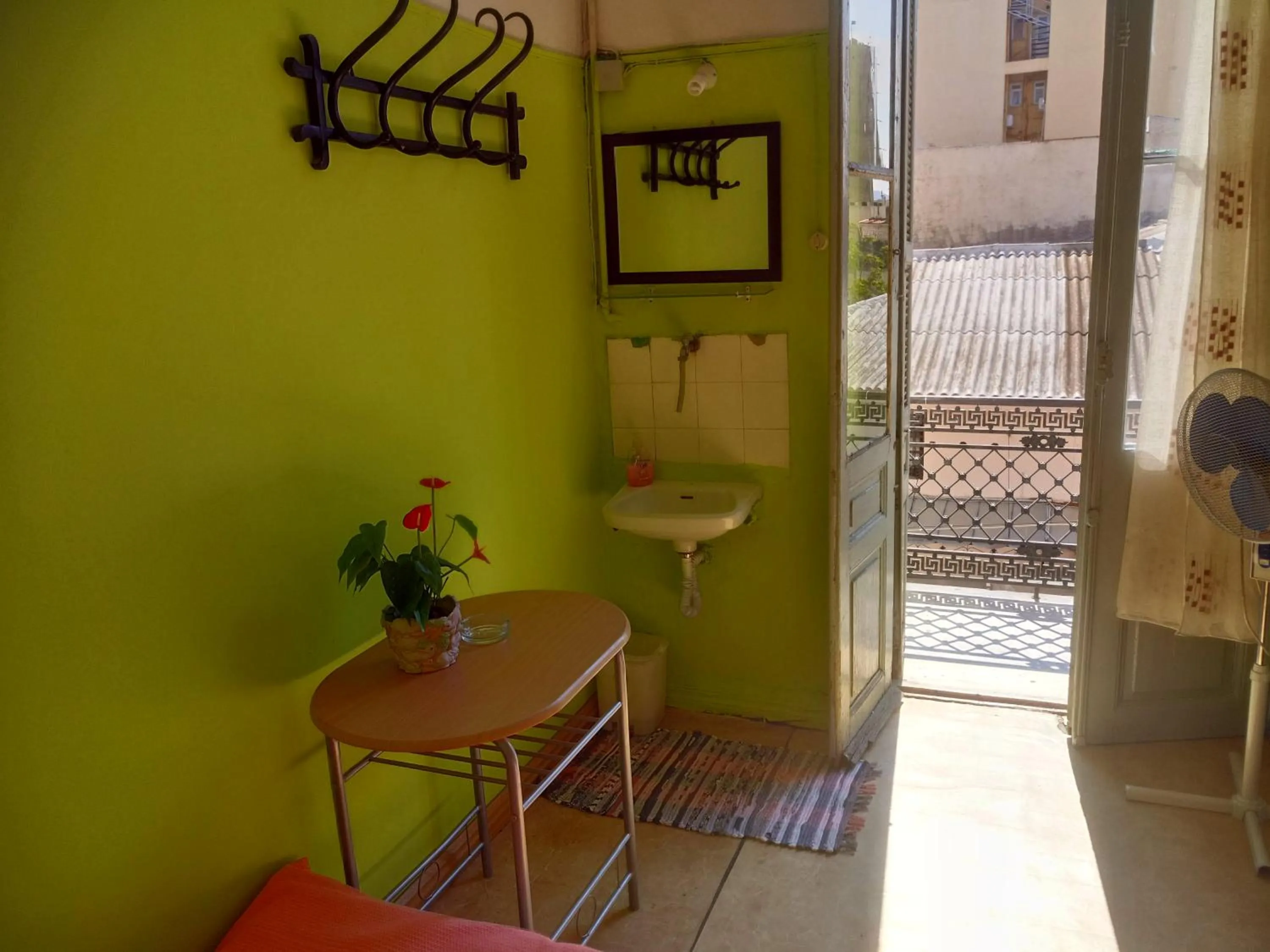 Photo of the whole room in Sparti