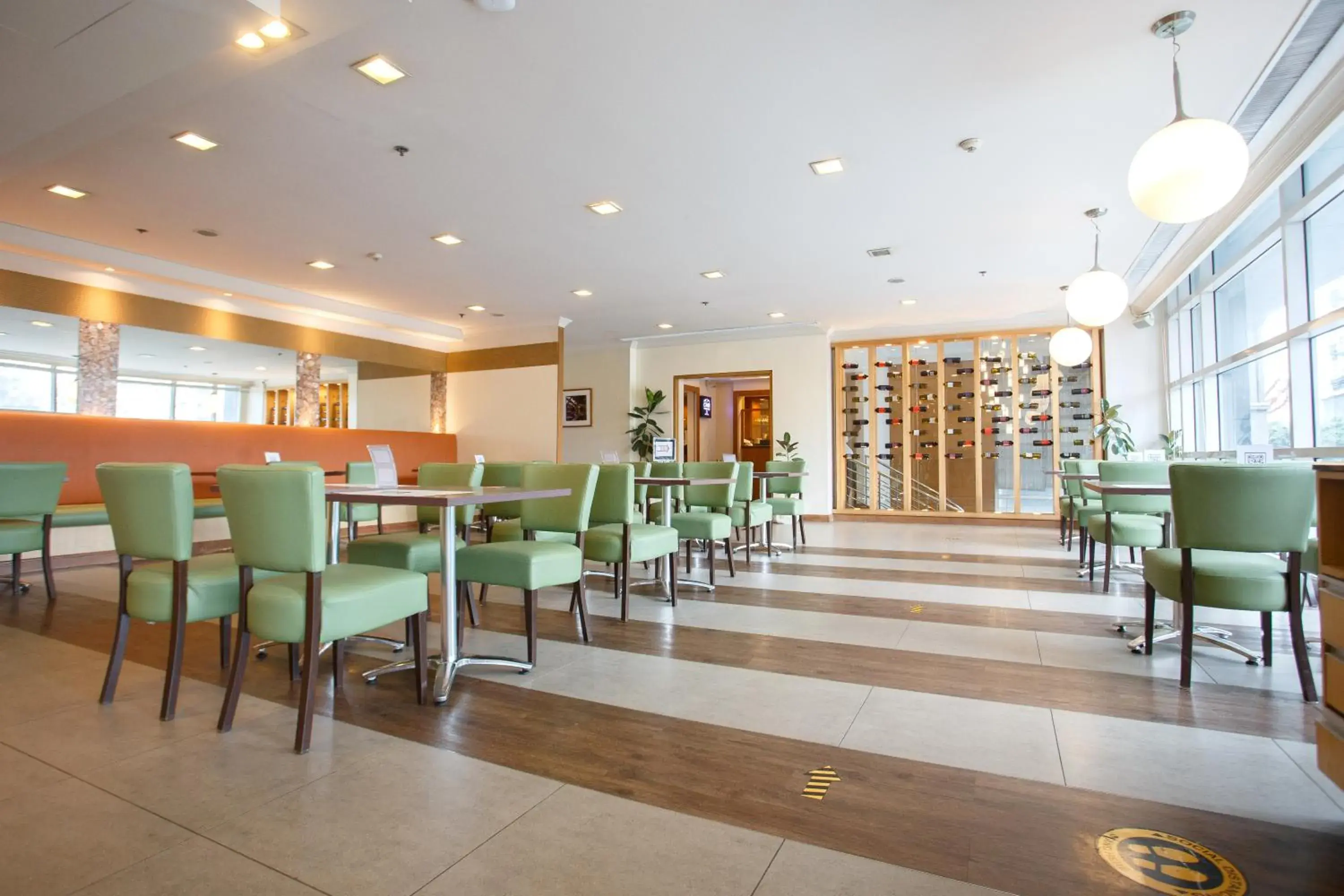 Restaurant/places to eat in The Linden Suites Restaurant/places to eat in The Linden Suites