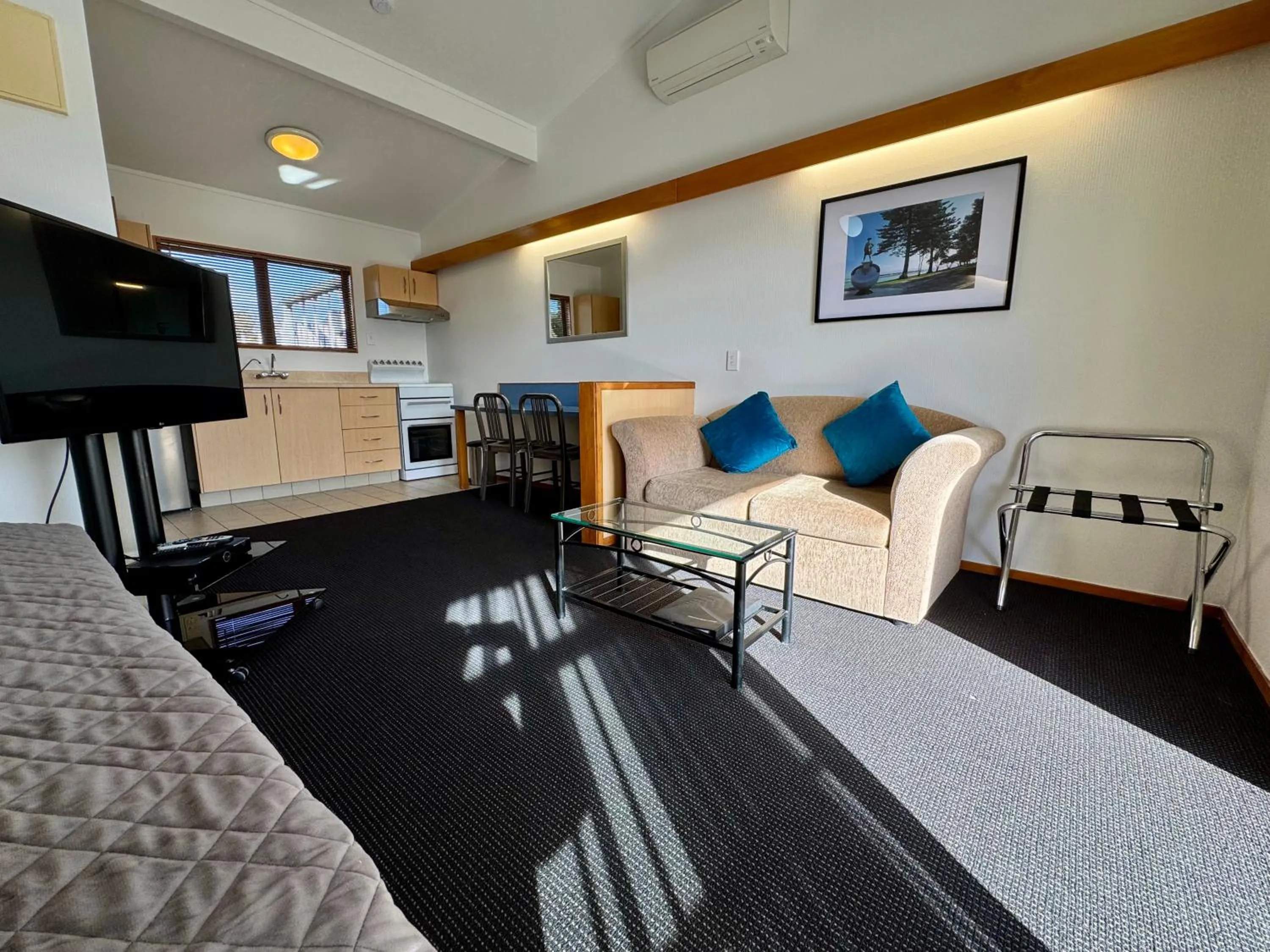 Kitchen or kitchenette in Teal Motor Lodge