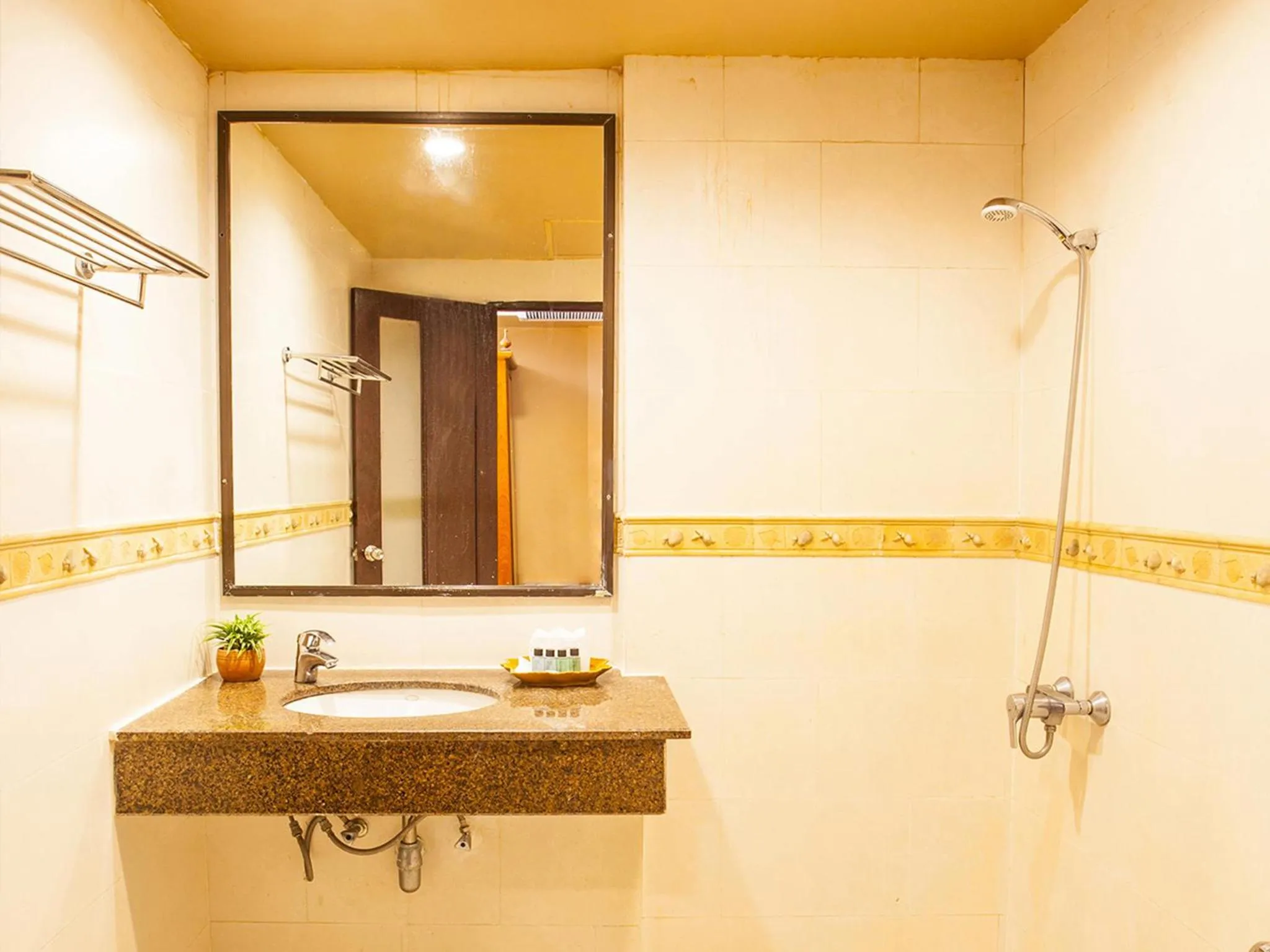 Seating area, Bathroom in Khaolak Mohin Tara Resort - SHA Certified