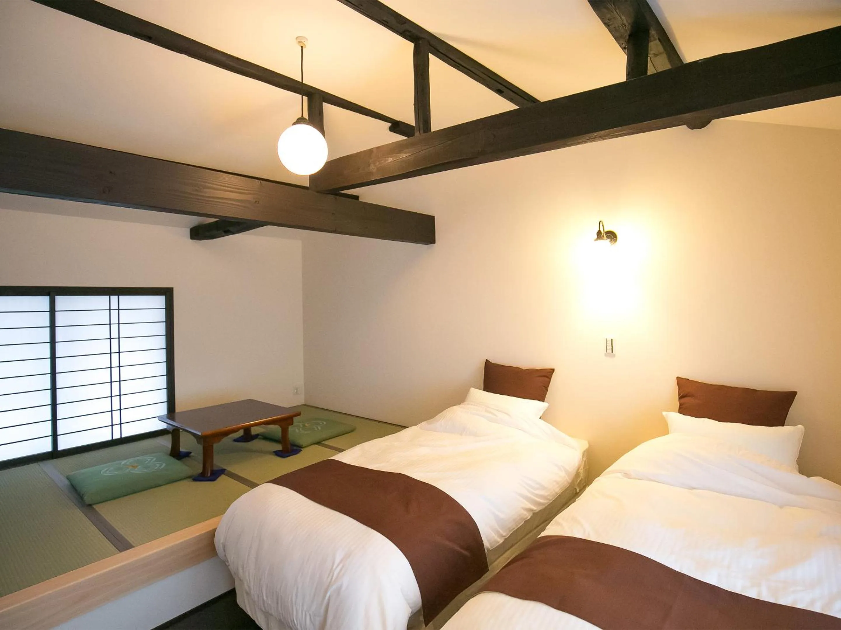 Photo of the whole room, Bed in Nijo Yurakuan