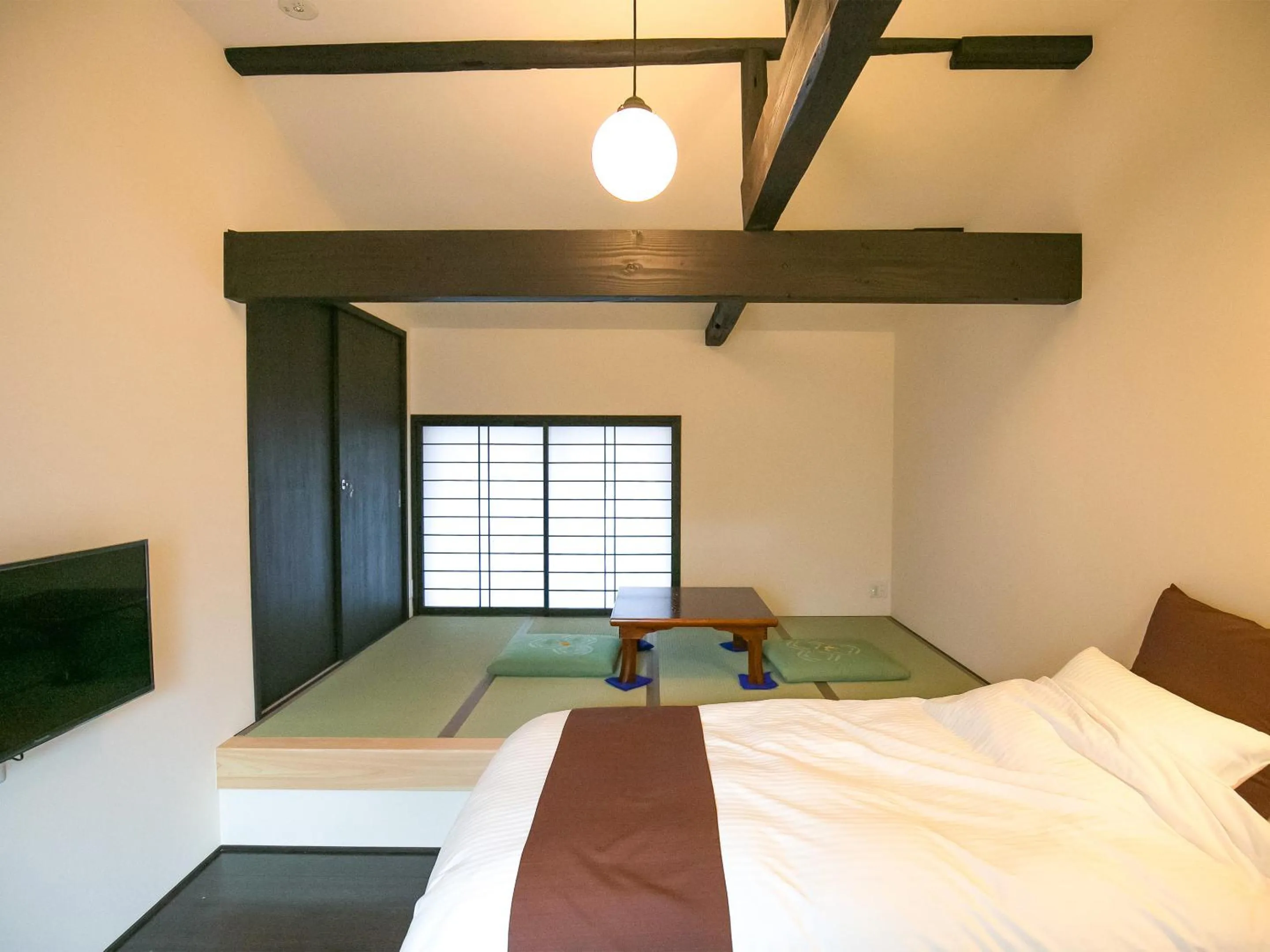 Photo of the whole room, Bed in Nijo Yurakuan