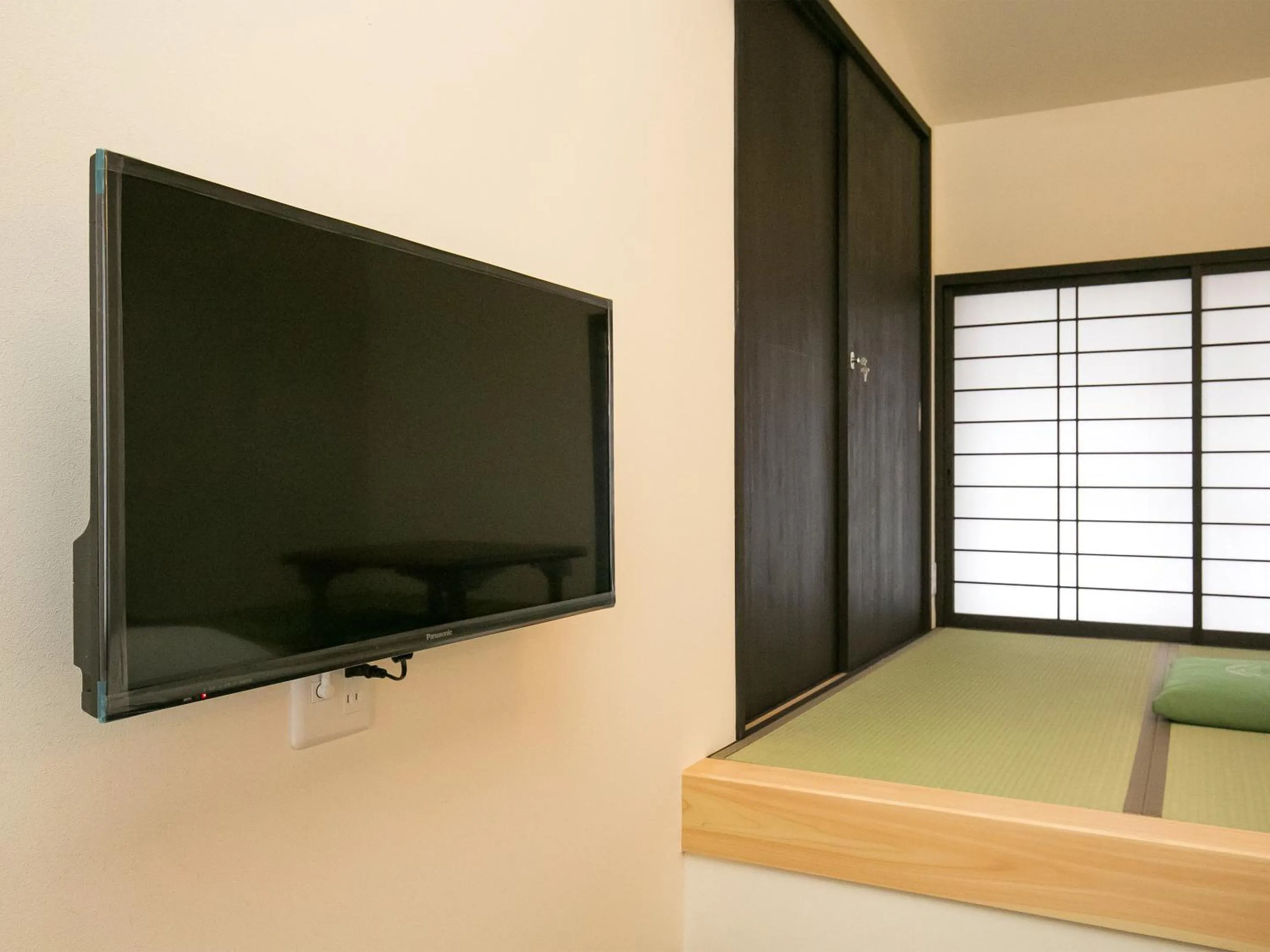 TV and multimedia, Bed in Nijo Yurakuan