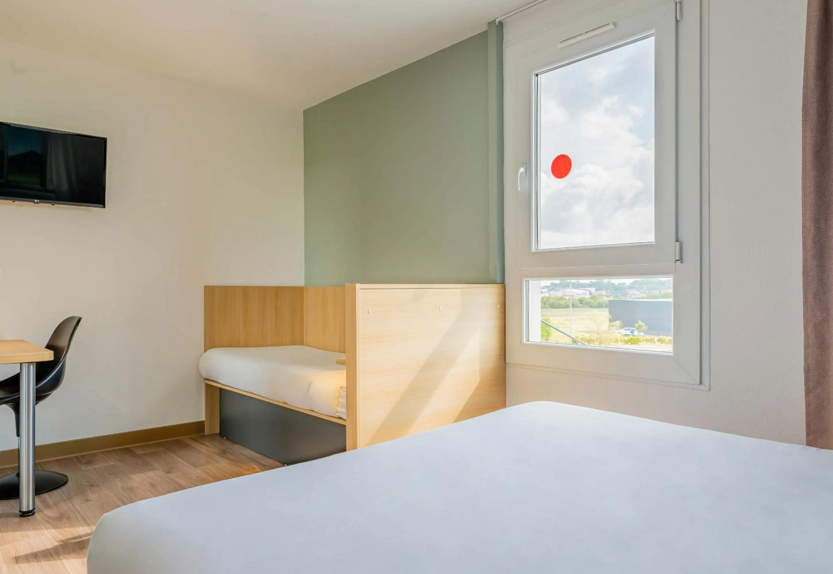 Bedroom, Bed in B&B HOTEL Béthune Bruay-la-Buissière