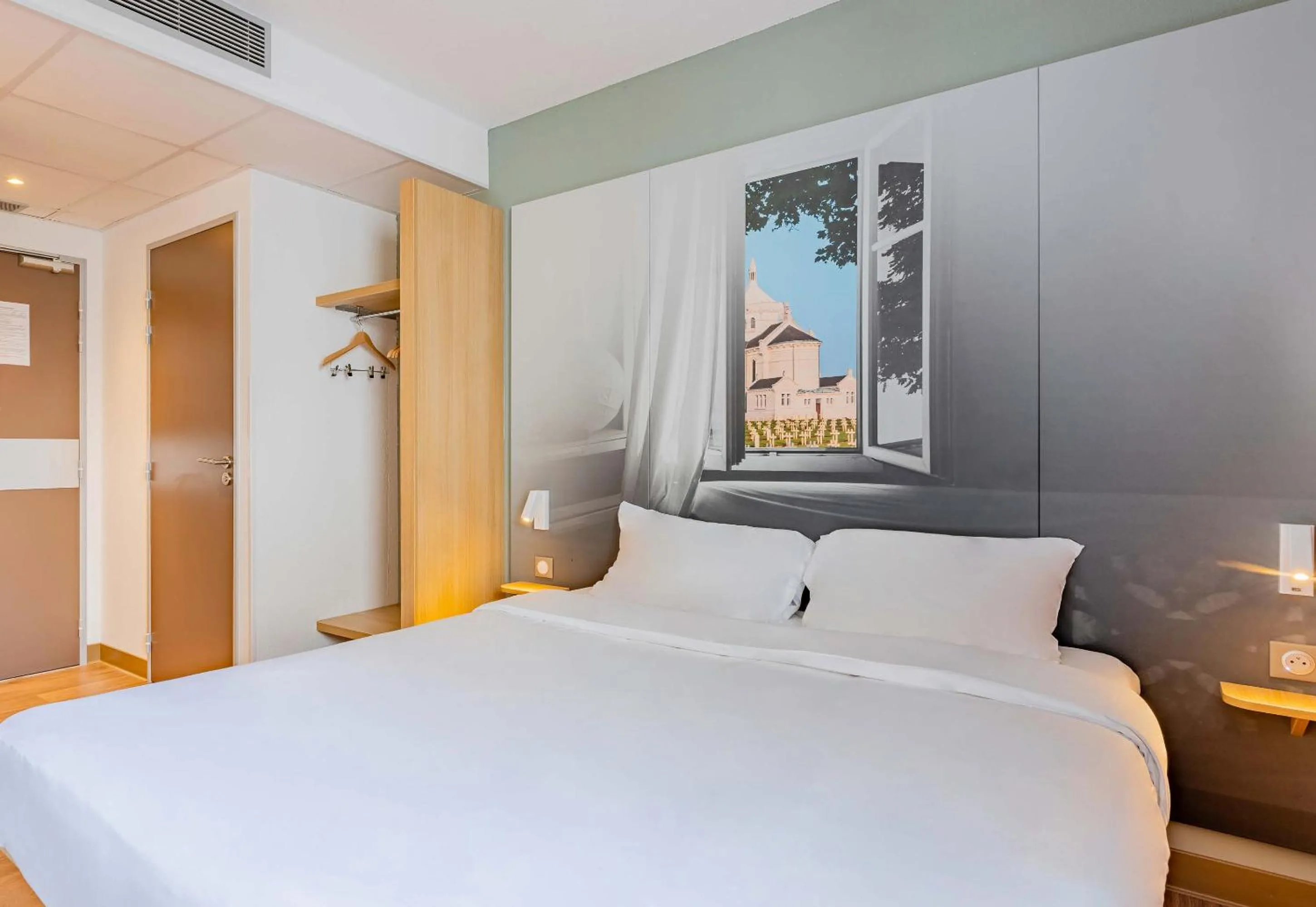 Bedroom, Bed in B&B HOTEL Béthune Bruay-la-Buissière