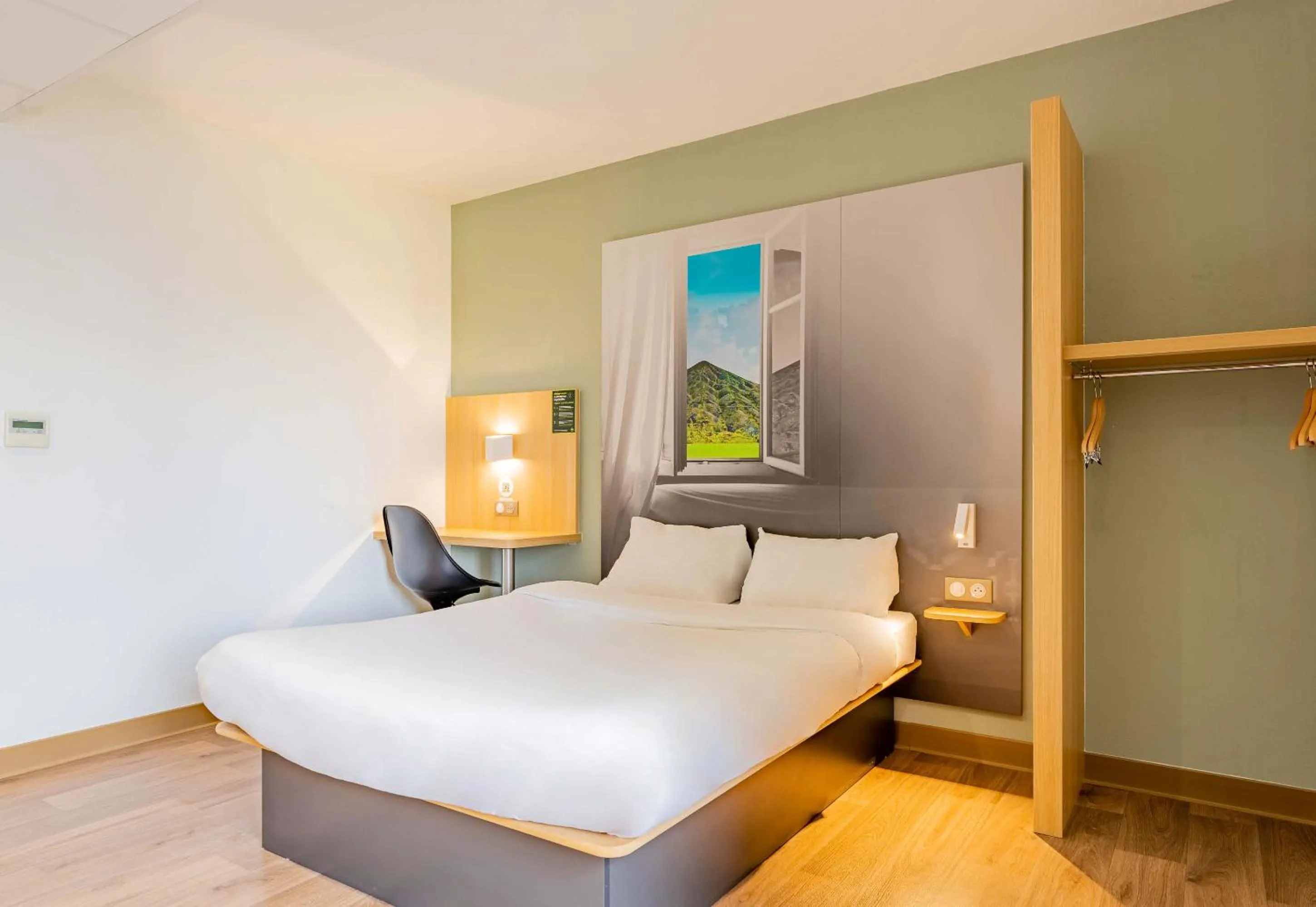 Bedroom, Bed in B&B HOTEL Béthune Bruay-la-Buissière