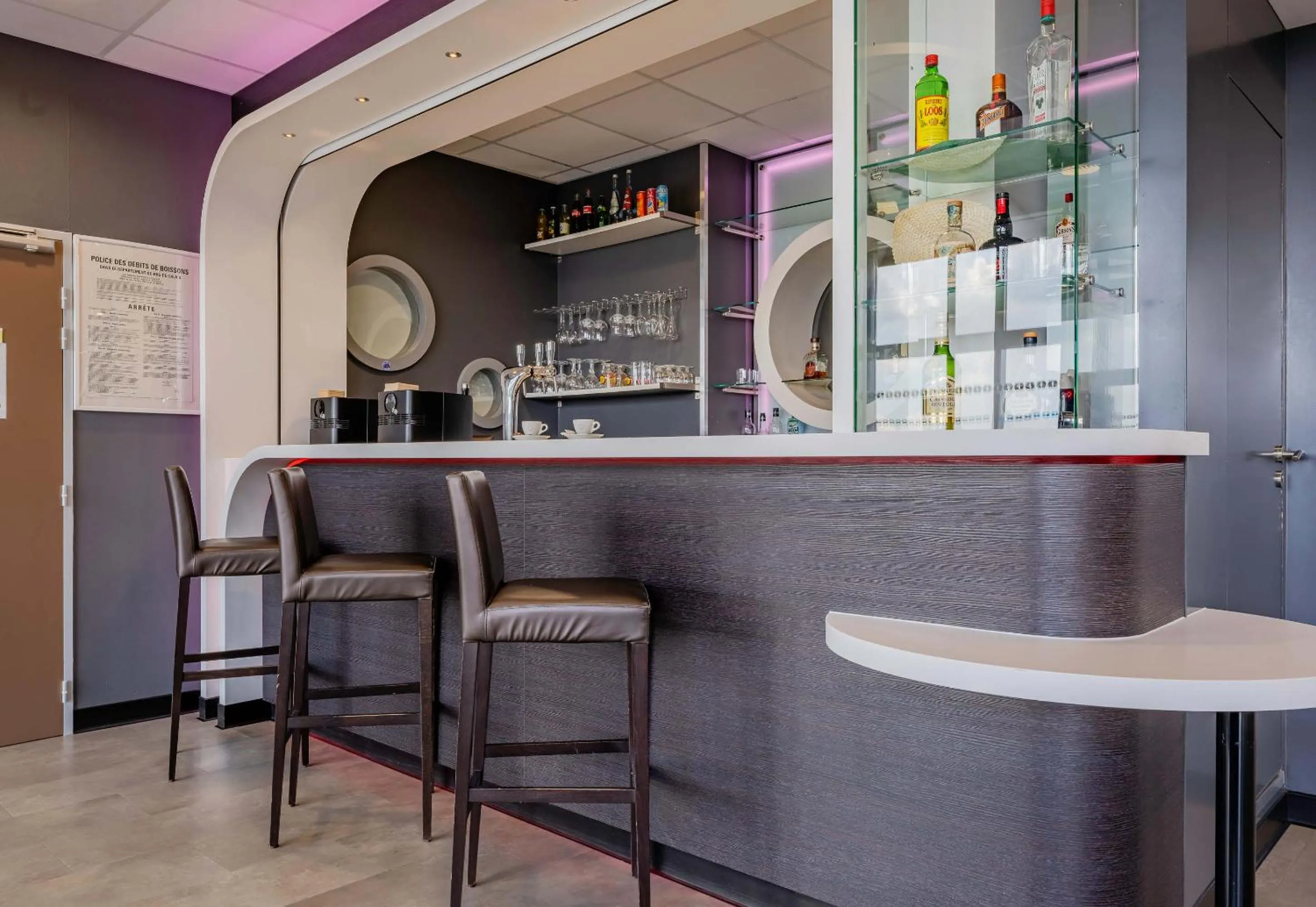 Lounge or bar in B&B HOTEL Béthune Bruay-la-Buissière