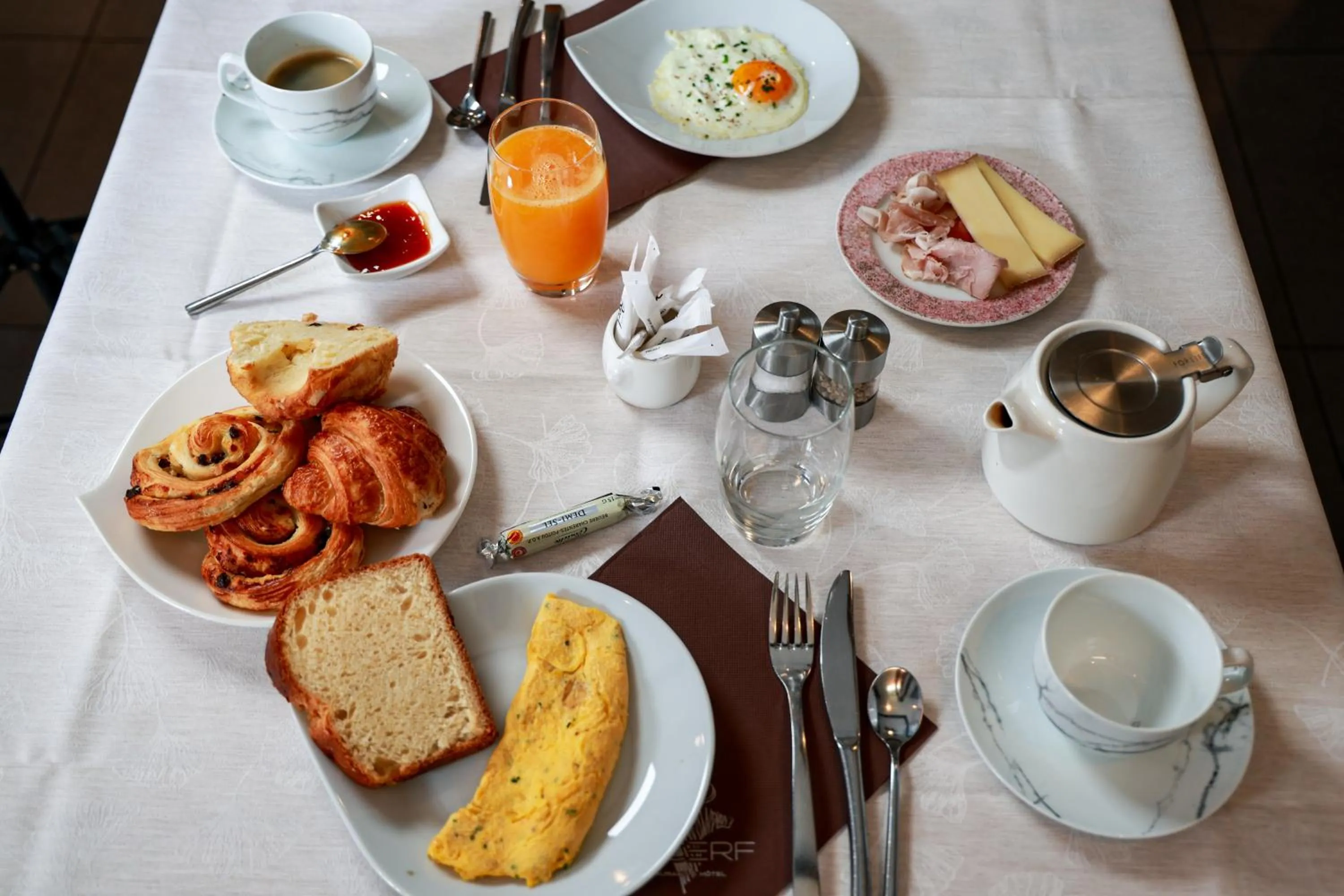 Breakfast in Hotel - Restaurant Le Cerf & Spa