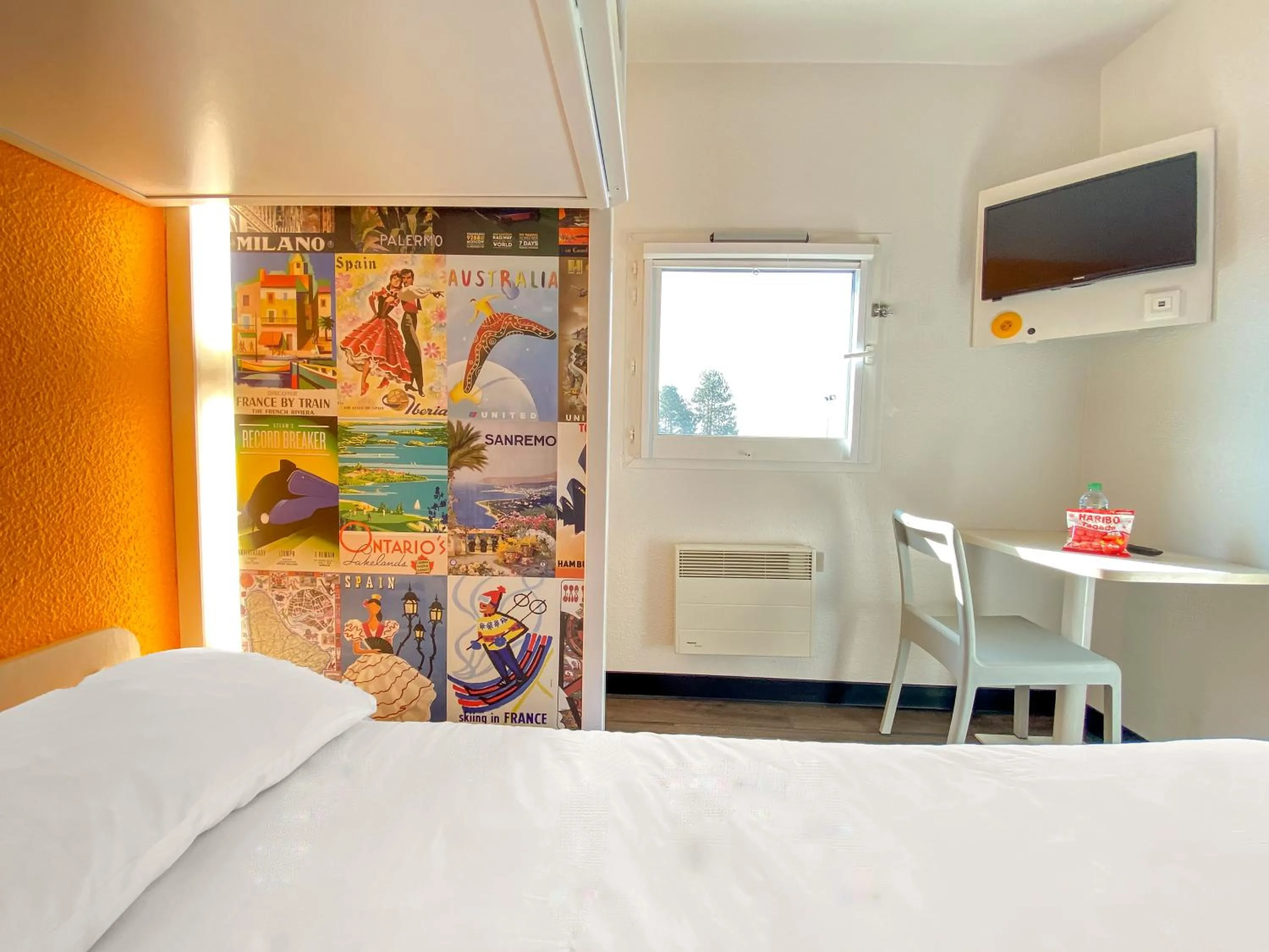 TV and multimedia, Bed in hotelF1 Avranches Baie Du Mont Saint Michel