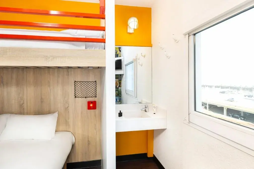 Triple Room with Shared Bathroom in hotelF1 Avranches Baie Du Mont Saint Michel Triple Room with Shared Bathroom in hotelF1 Avranches Baie Du Mont Saint Michel
