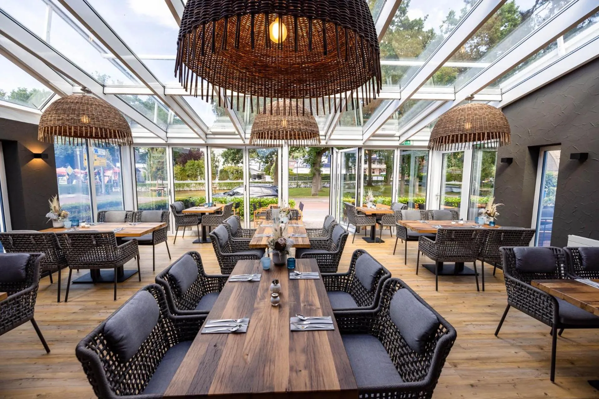 Restaurant/places to eat in The Oceans