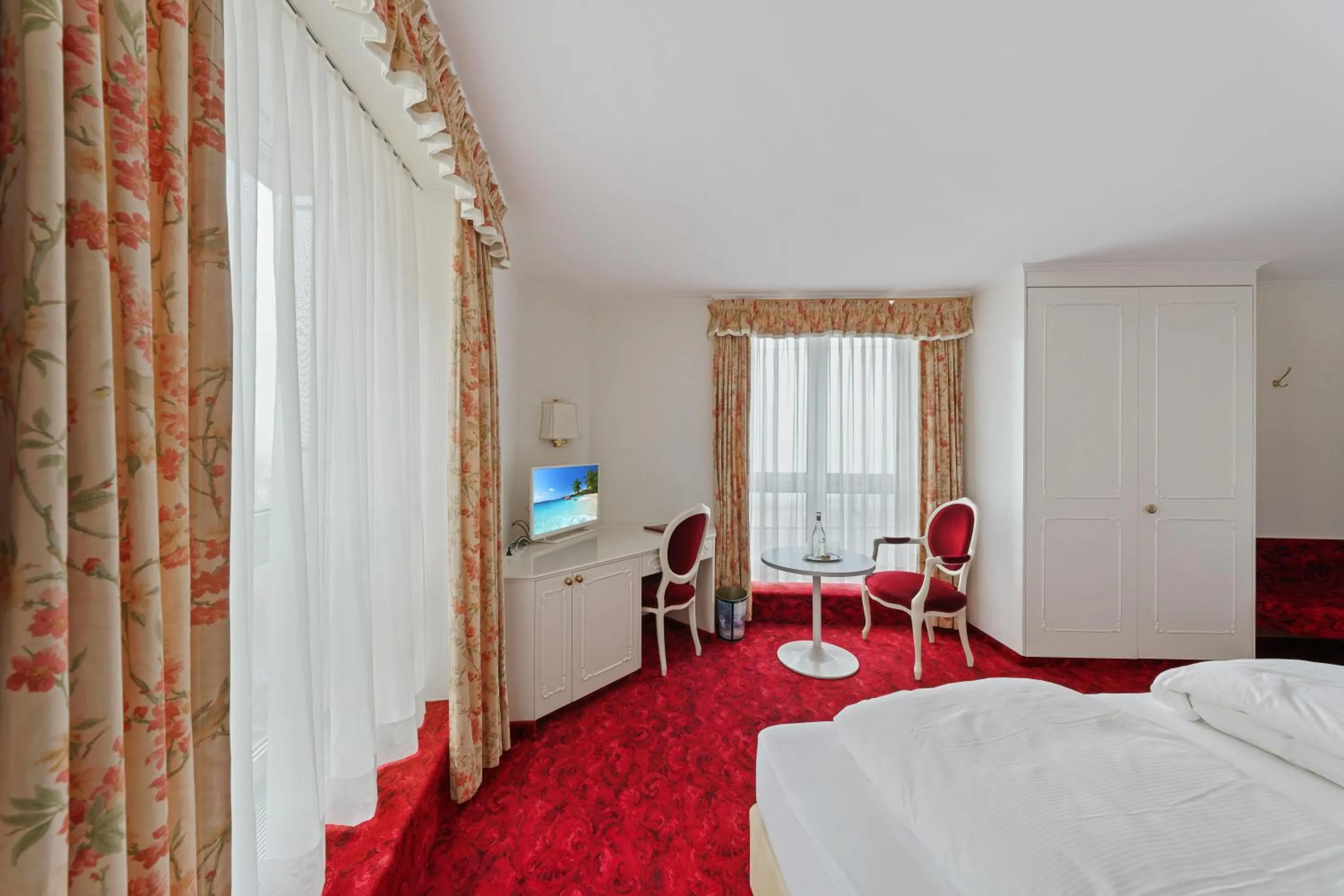 View (from property/room), Bed in Hotel Mozart