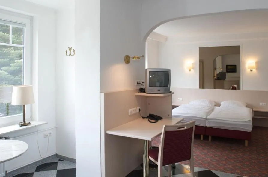 Photo of the whole room, Bed in Hotel Blankenese