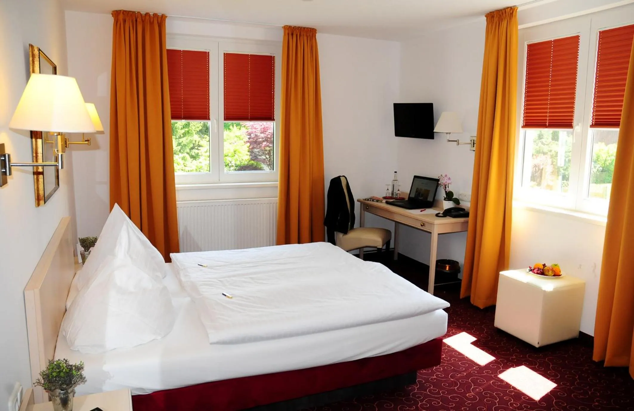 Photo of the whole room, Bed in Hotel Blankenese