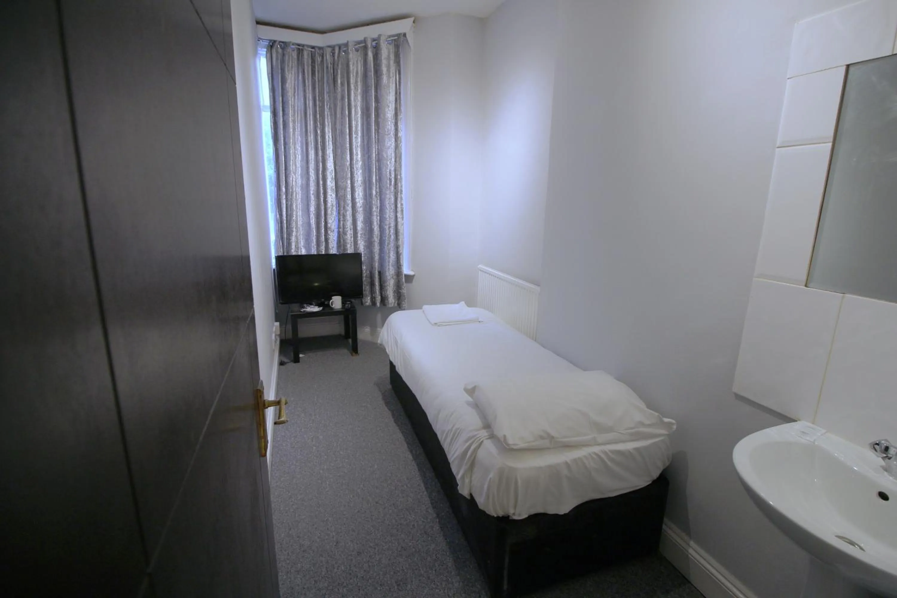 Bed in Clock House Hotel - London Croydon