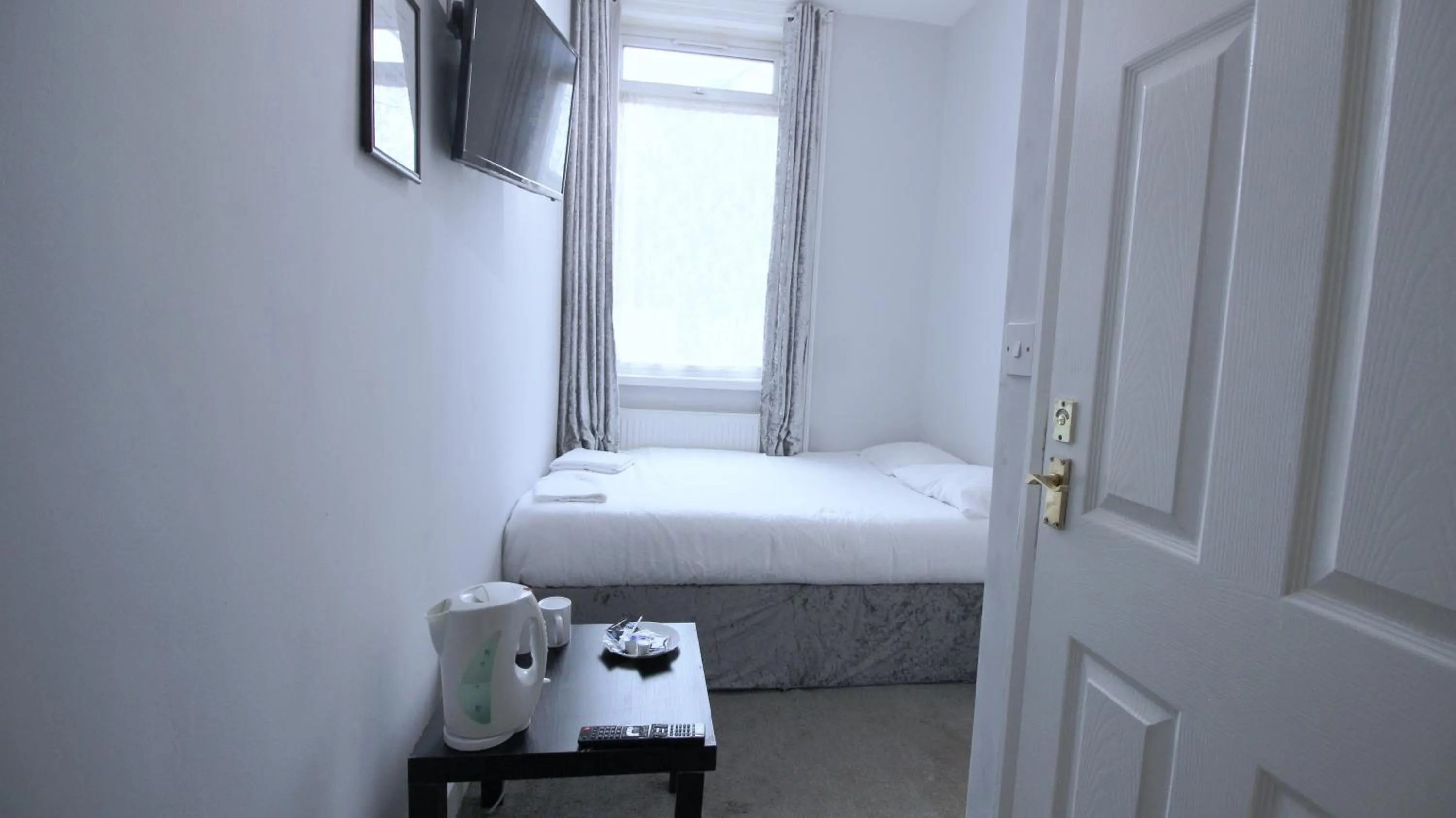 Bed, TV/Entertainment Center in Clock House Hotel - London Croydon