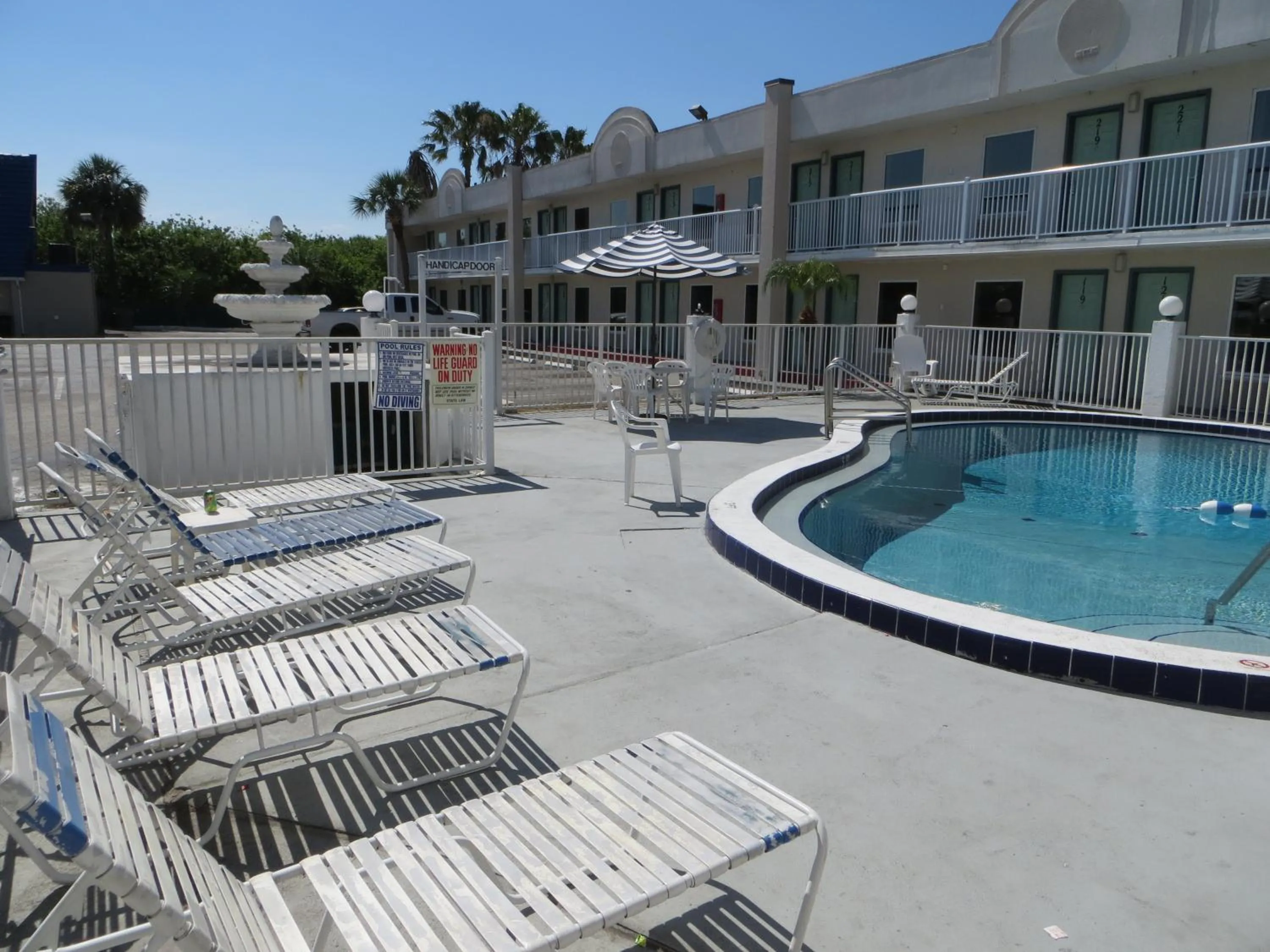 Swimming pool in Budget Inn