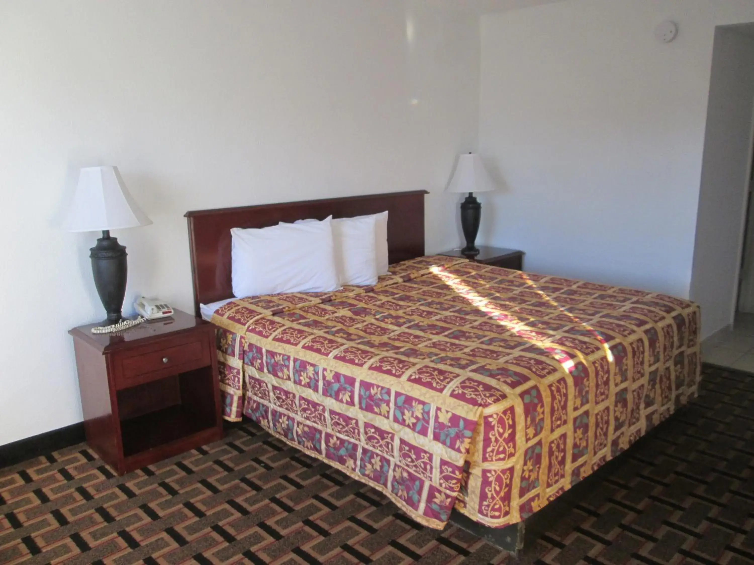 Bedroom, Bed in Budget Inn Bedroom, Bed in Budget Inn