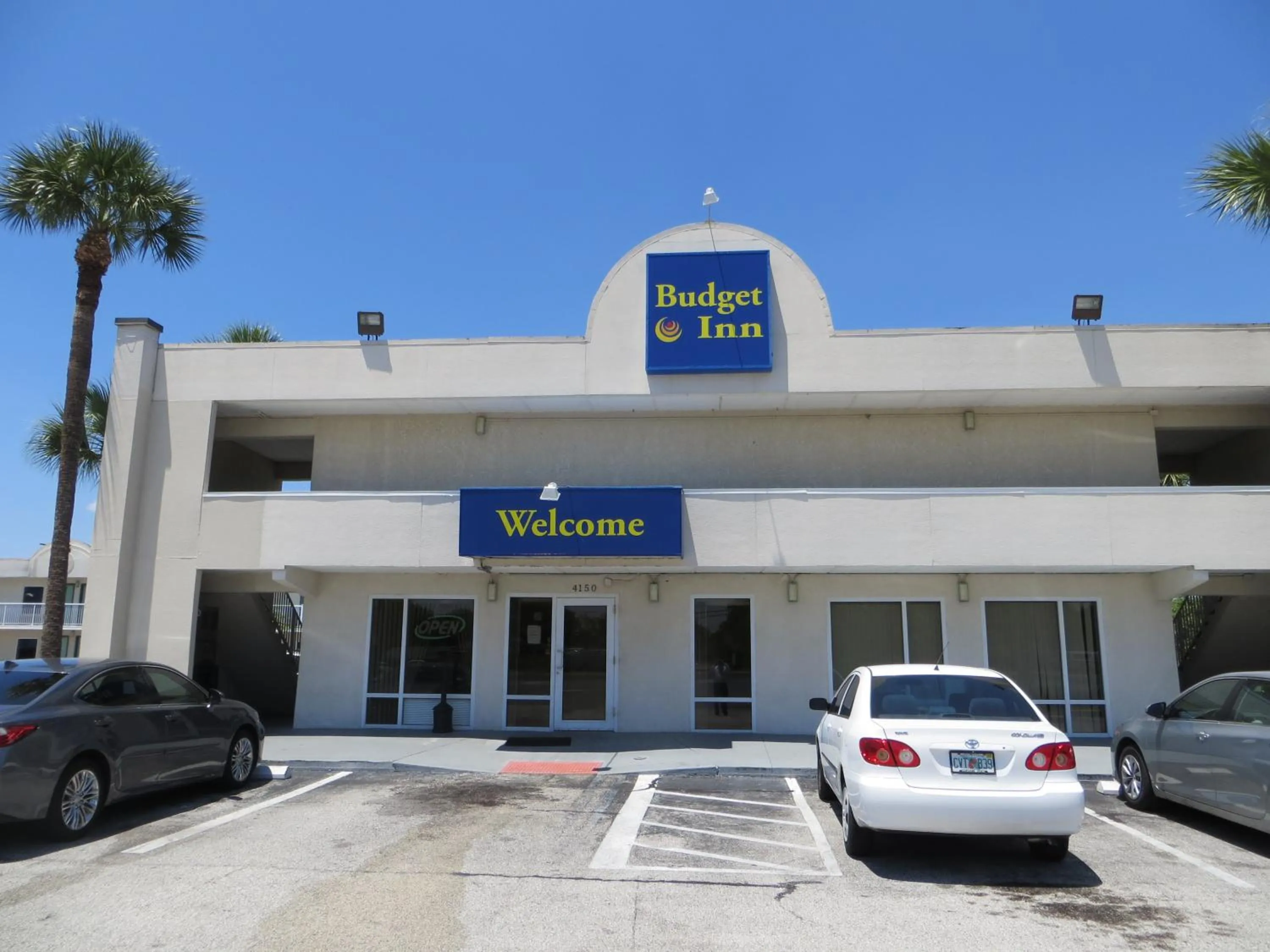 Facade/entrance in Budget Inn