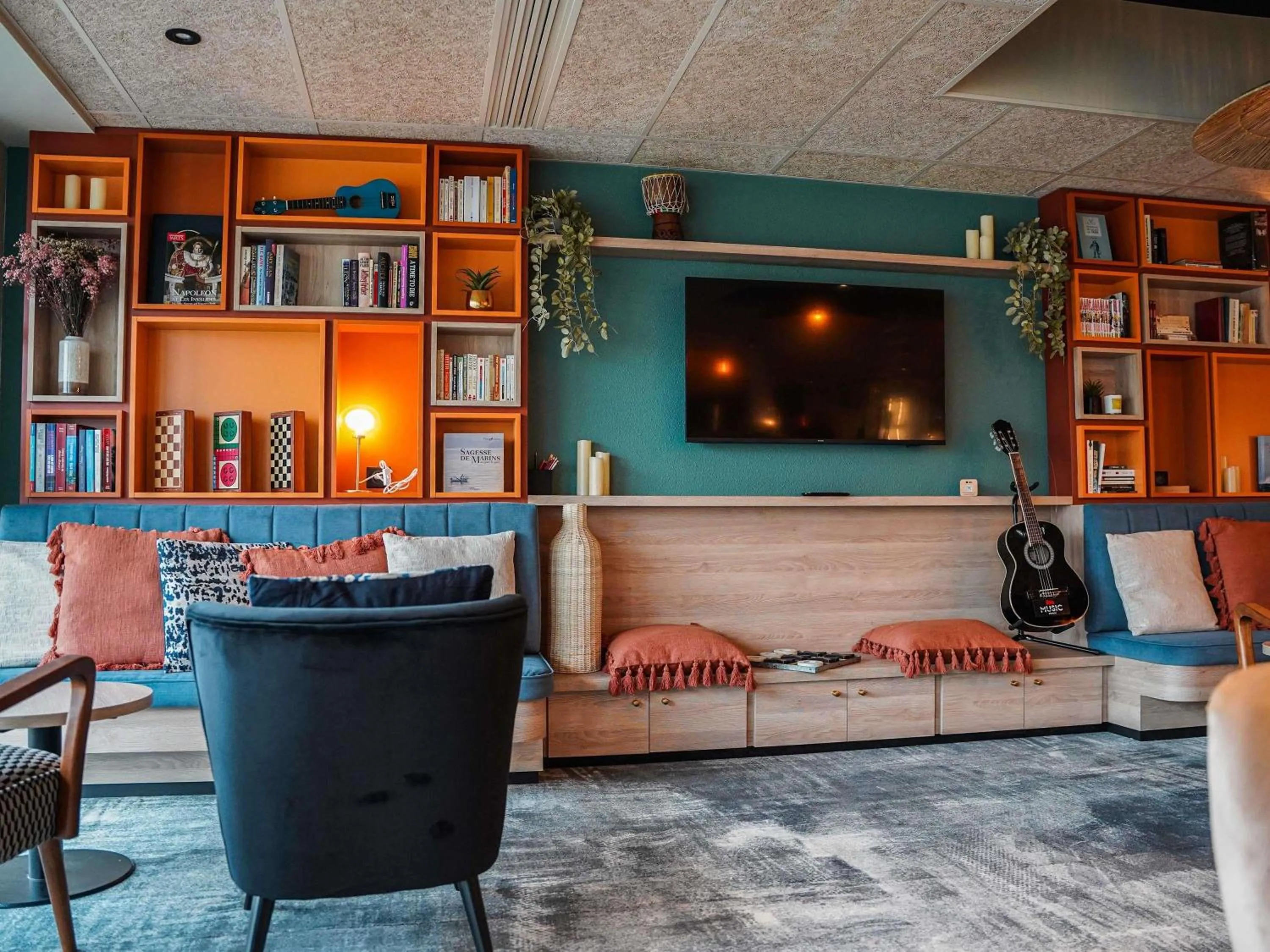 Lounge or bar in ibis Bayeux Port En Bessin