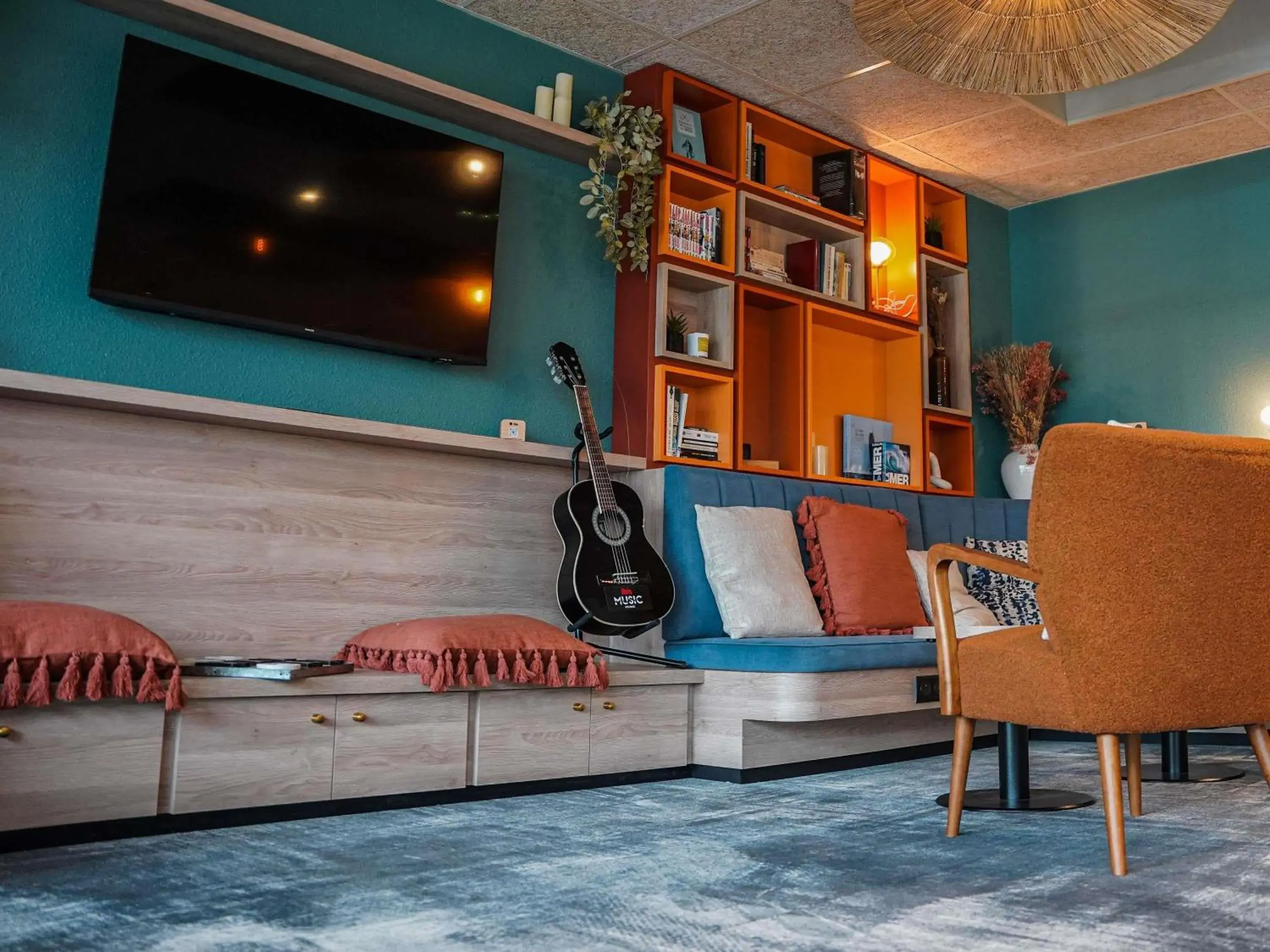 Lounge or bar in ibis Bayeux Port En Bessin Lounge or bar in ibis Bayeux Port En Bessin