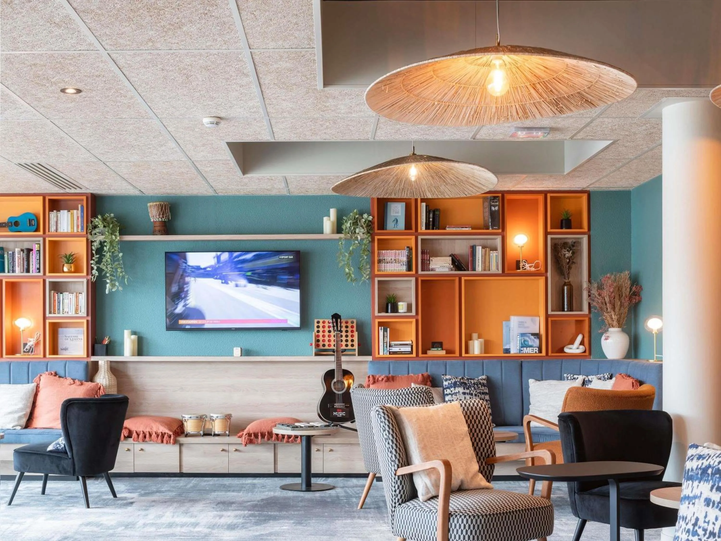 Lounge or bar in ibis Bayeux Port En Bessin