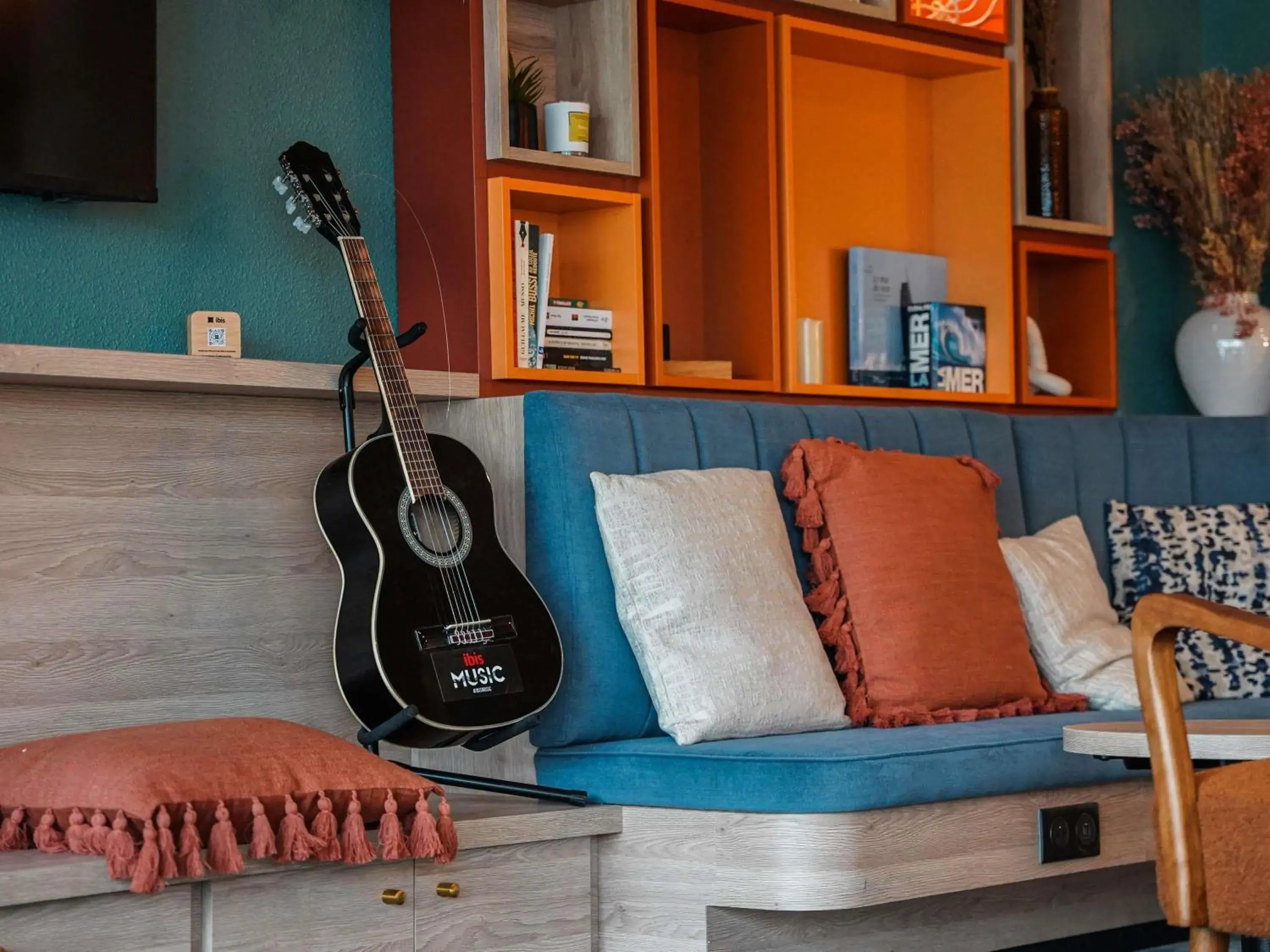 Lounge or bar in ibis Bayeux Port En Bessin Lounge or bar in ibis Bayeux Port En Bessin