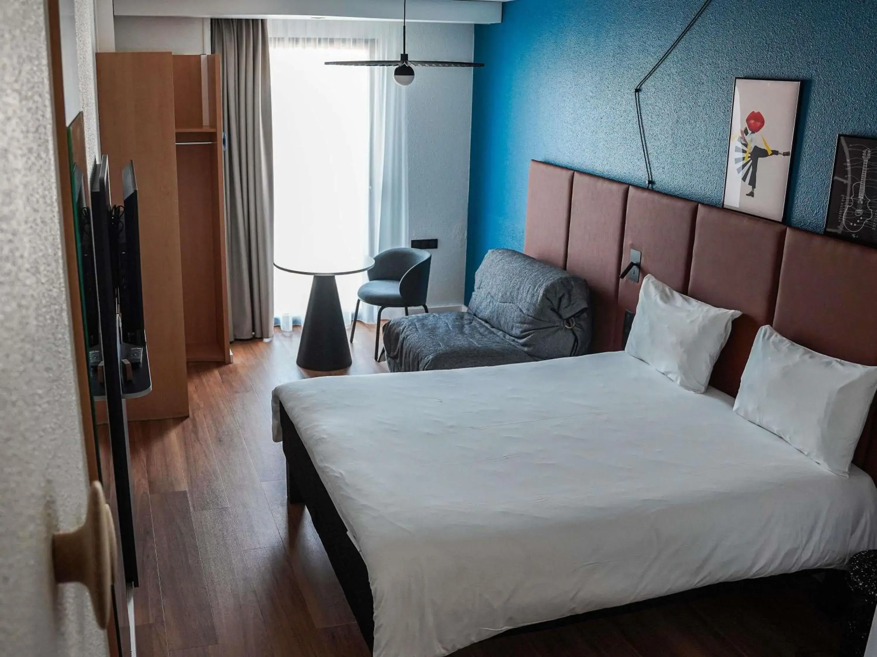 TV and multimedia, Bed in ibis Bayeux Port En Bessin TV and multimedia, Bed in ibis Bayeux Port En Bessin