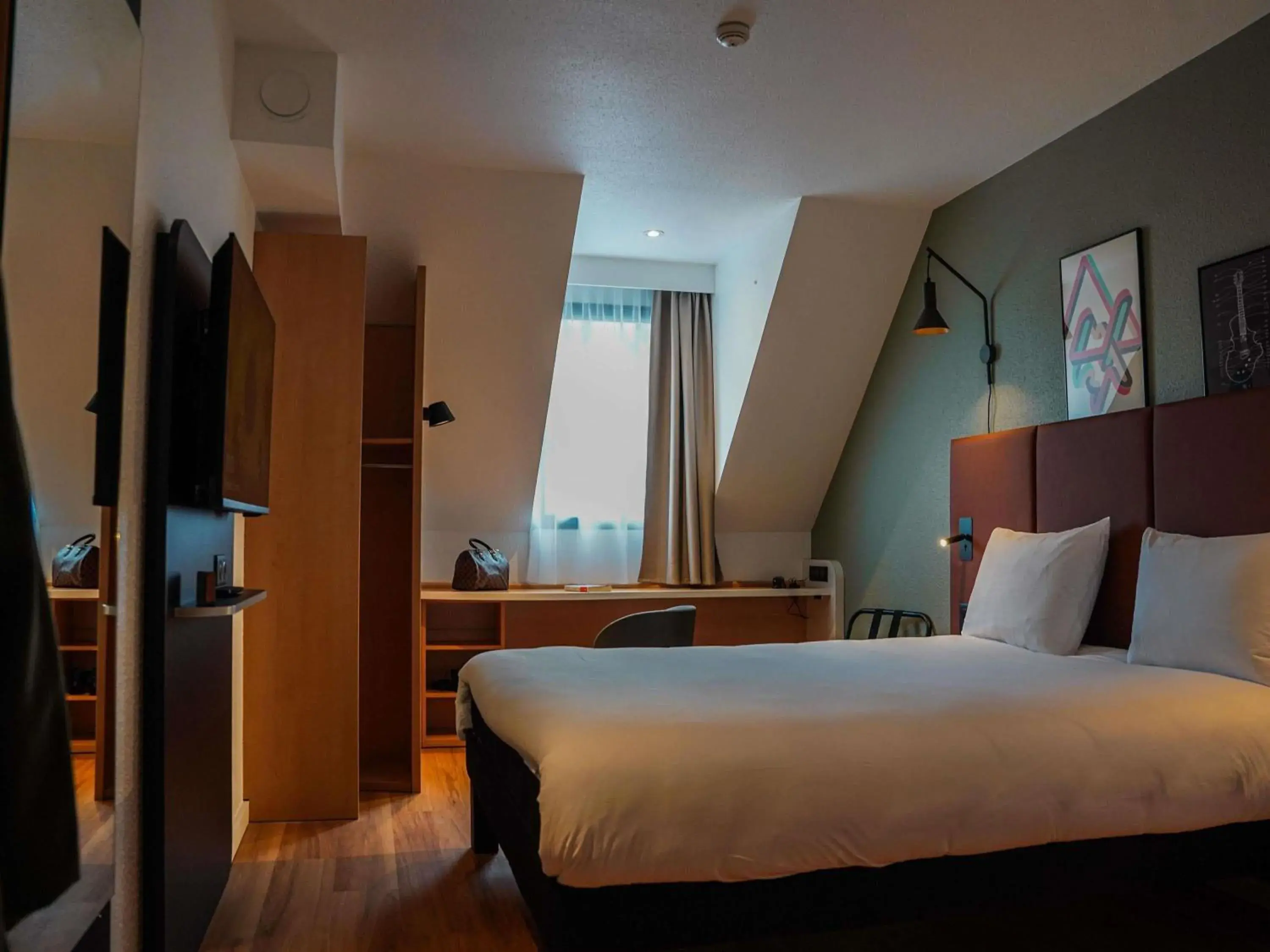 TV and multimedia, Bed in ibis Bayeux Port En Bessin TV and multimedia, Bed in ibis Bayeux Port En Bessin