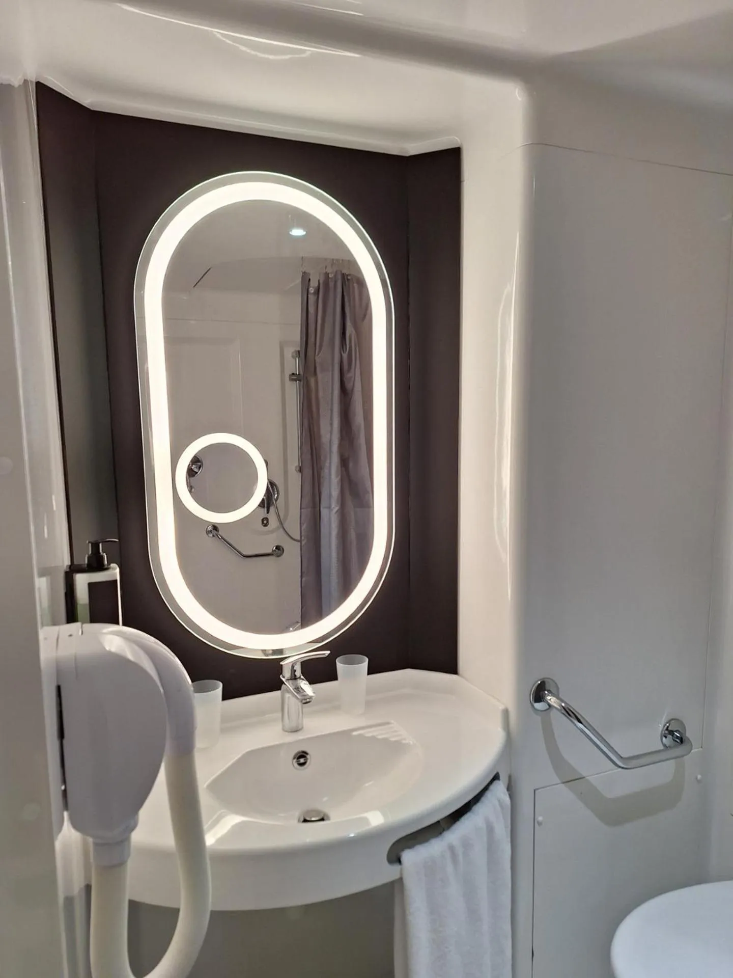 Bathroom in ibis Bayeux Port En Bessin