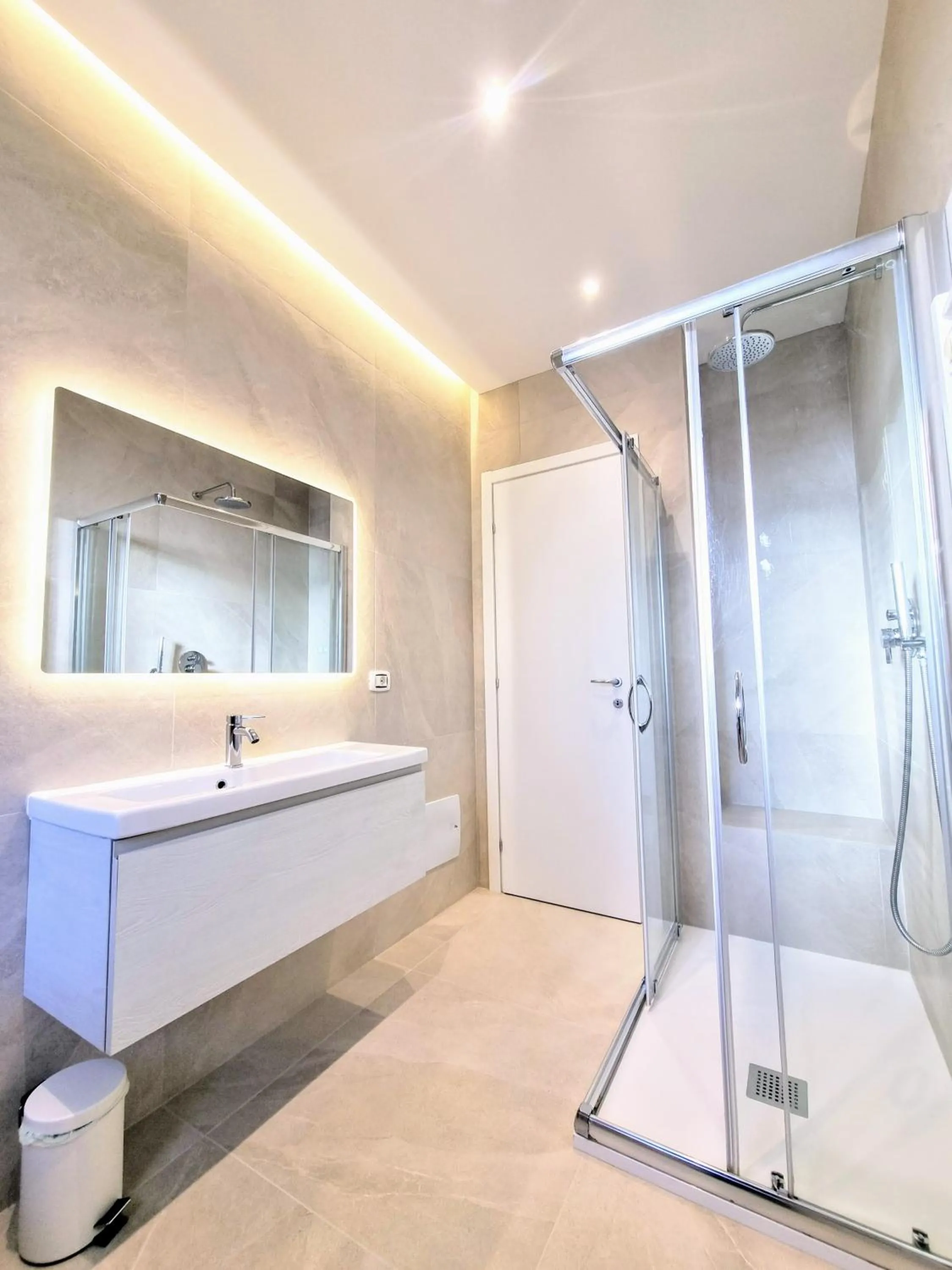 Shower in Le Grand Bleu