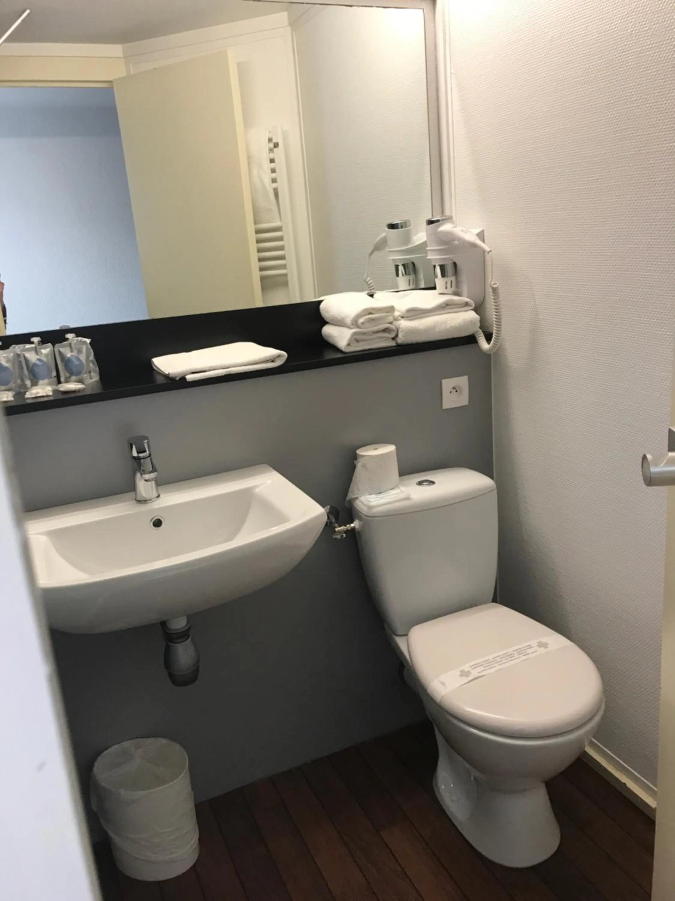 Toilet in Kyriad Epernay