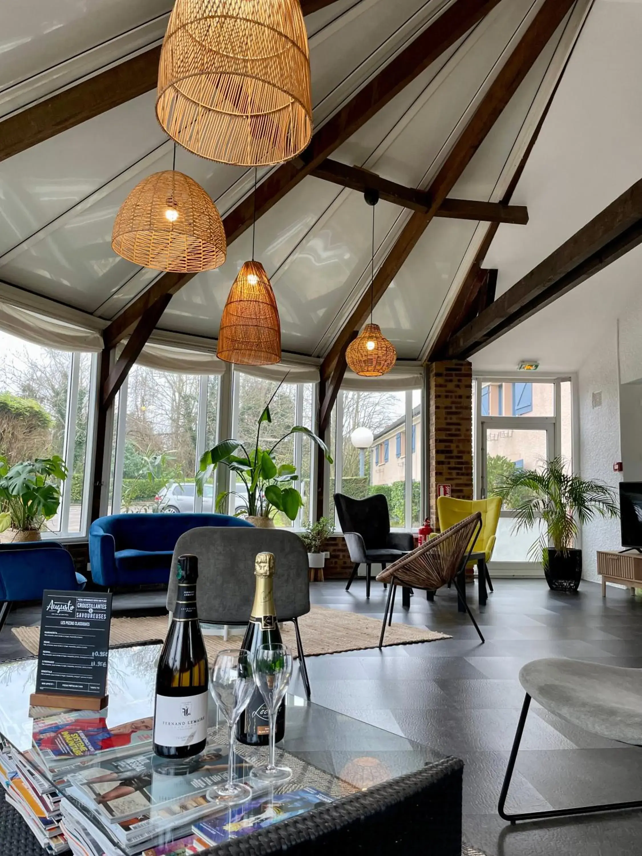 Lounge or bar in Kyriad Epernay Lounge or bar in Kyriad Epernay