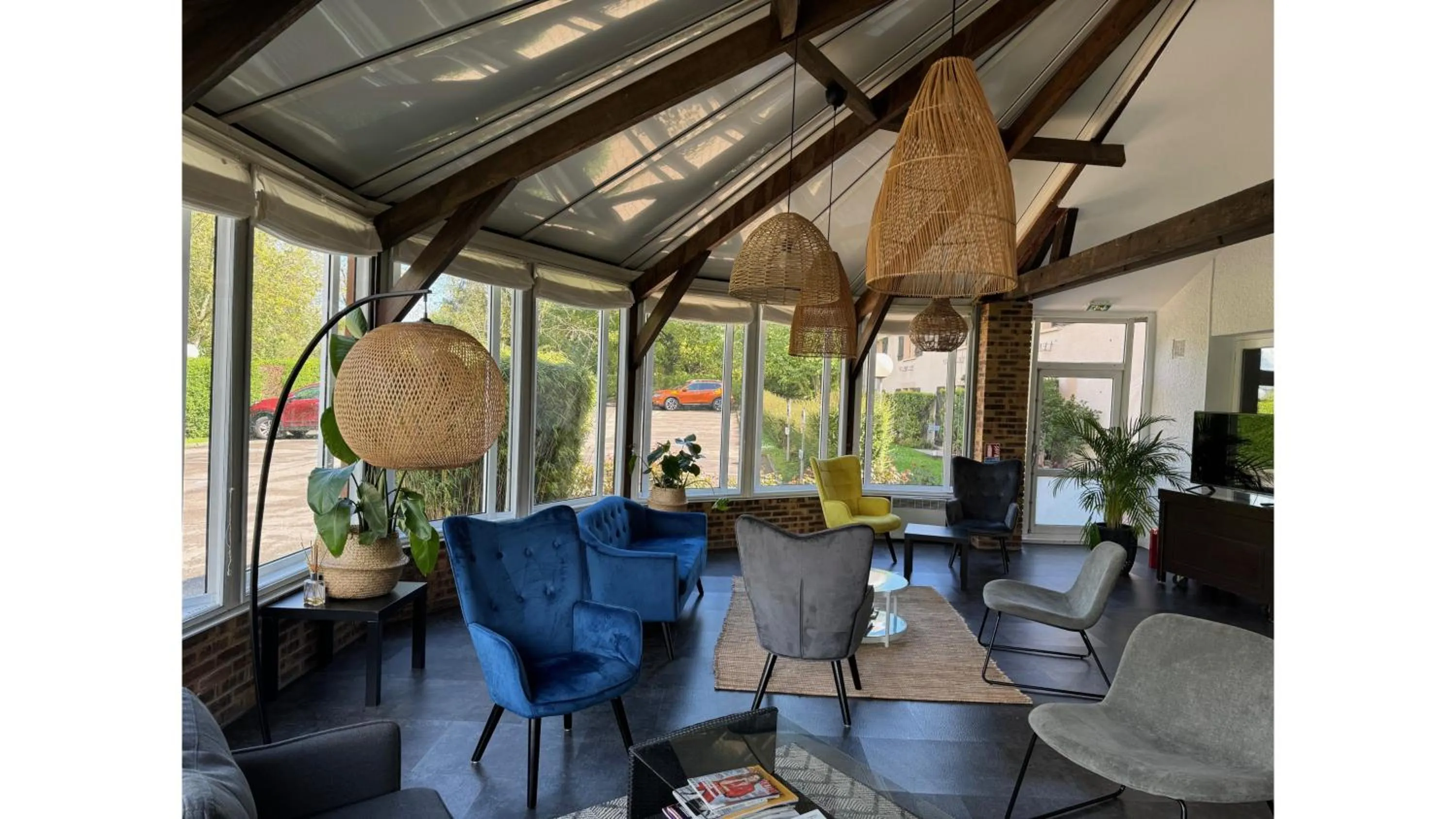 Lounge or bar in Kyriad Epernay