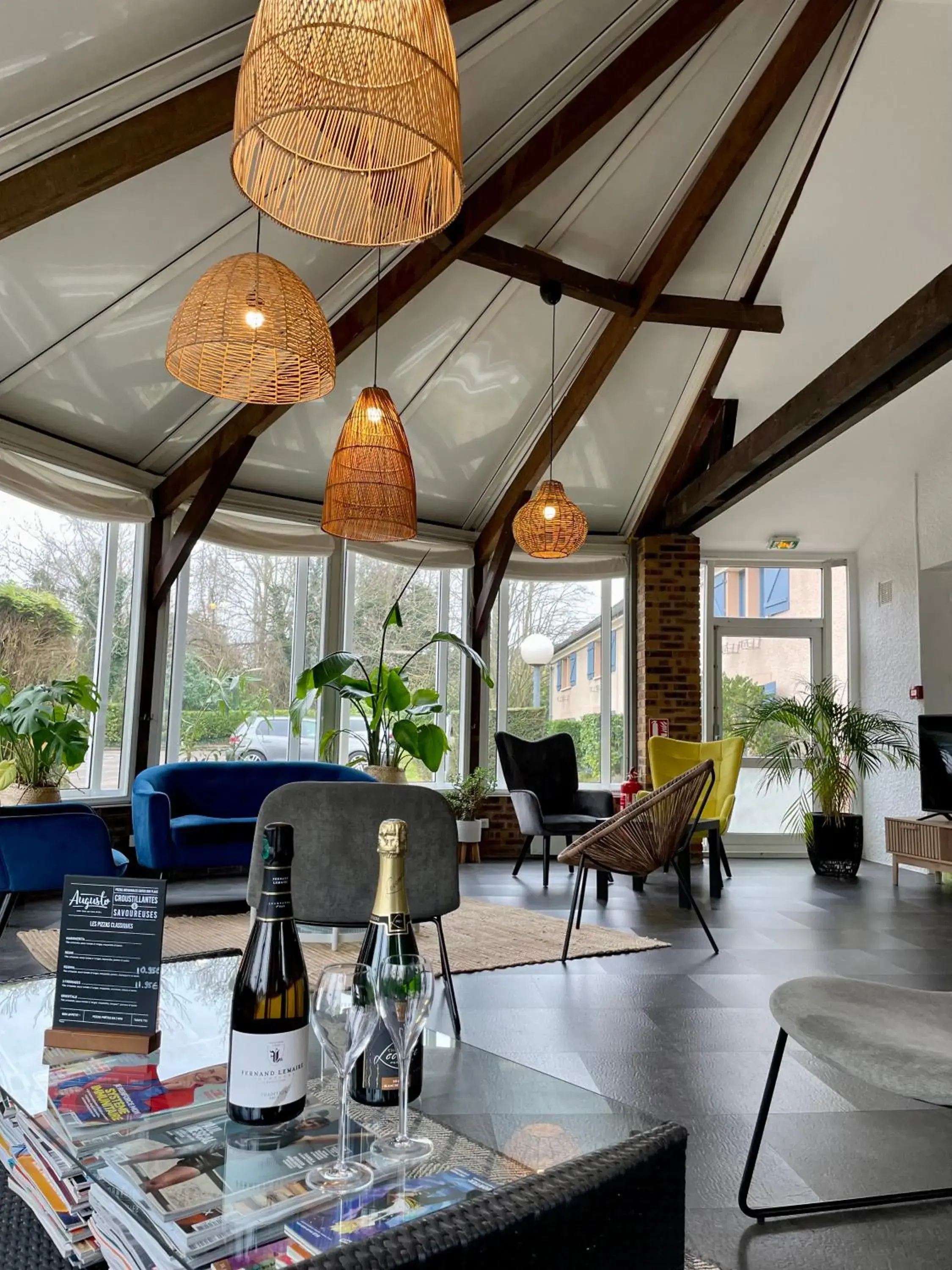 Living room in Kyriad Epernay Living room in Kyriad Epernay