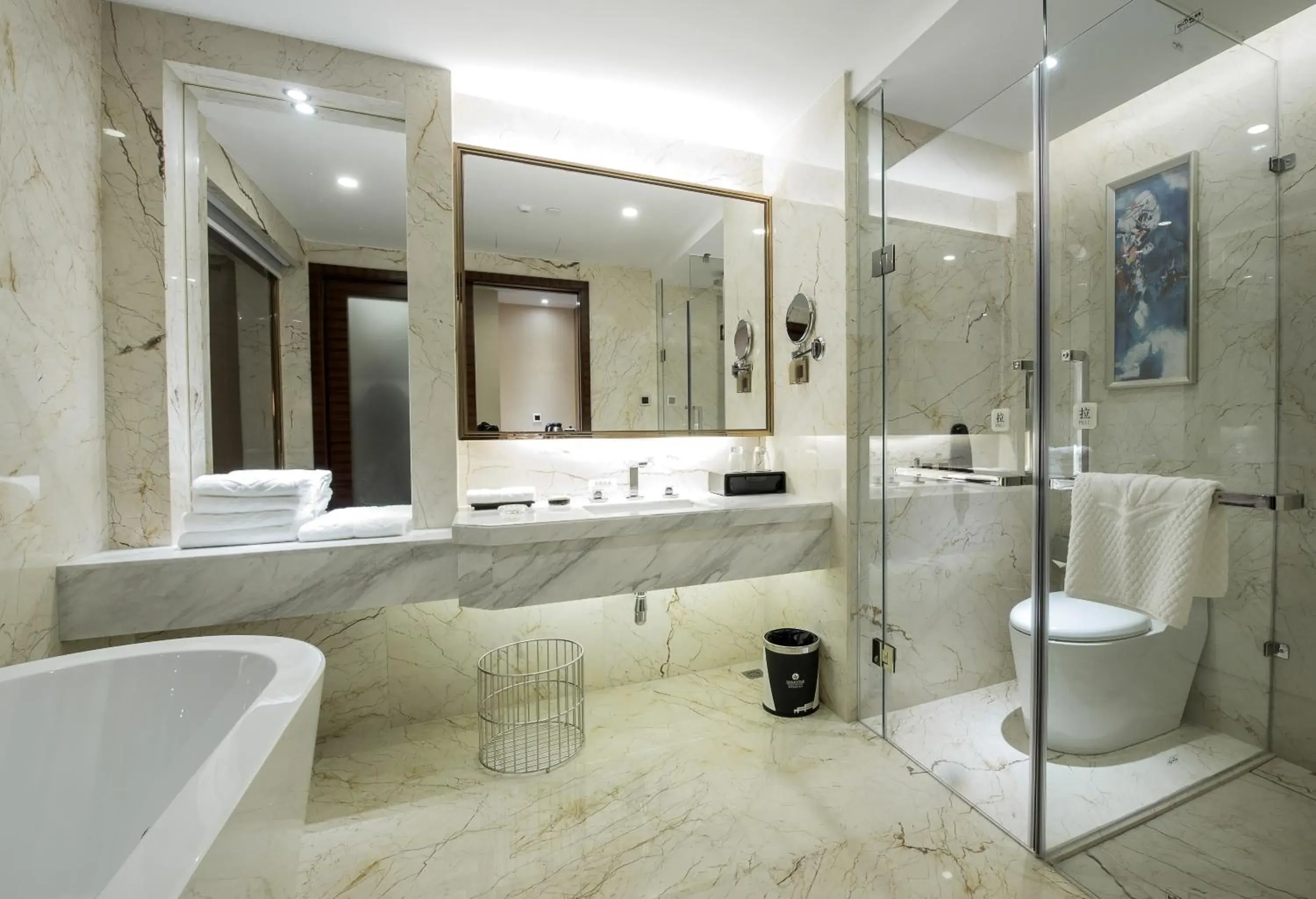 Deluxe Queen Room in New Junyue International Hotel Deluxe Queen Room in New Junyue International Hotel
