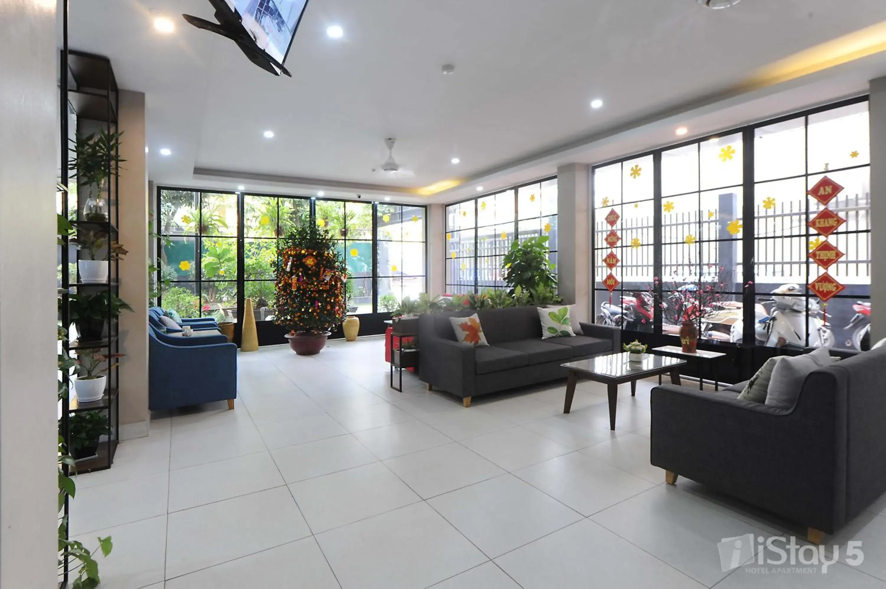 Communal lounge/ TV room in ISTAY Hotel Apartment 5 Communal lounge/ TV room in ISTAY Hotel Apartment 5