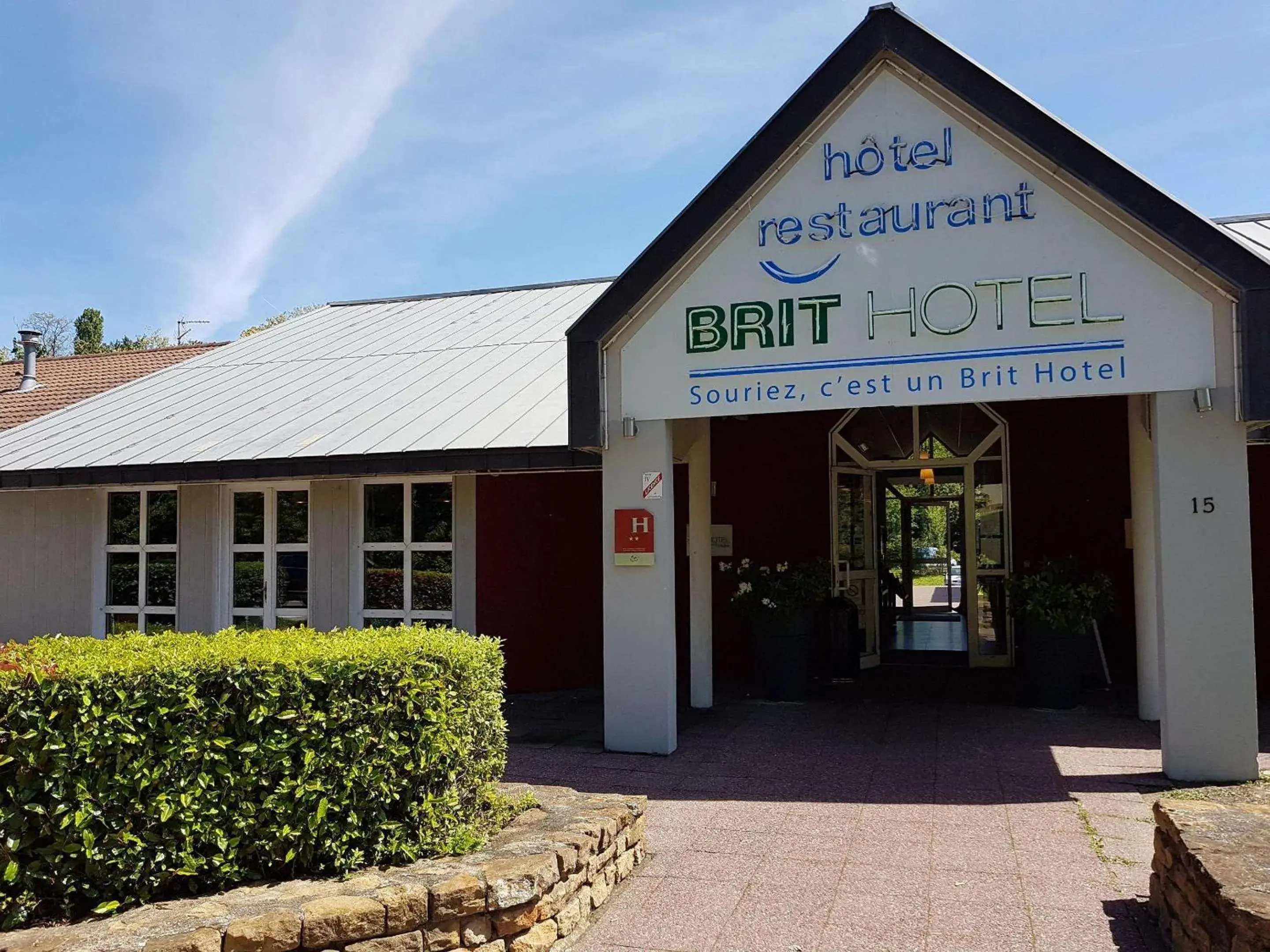 Property building in Brit Hotel Lyon Nord Dardilly Property building in Brit Hotel Lyon Nord Dardilly