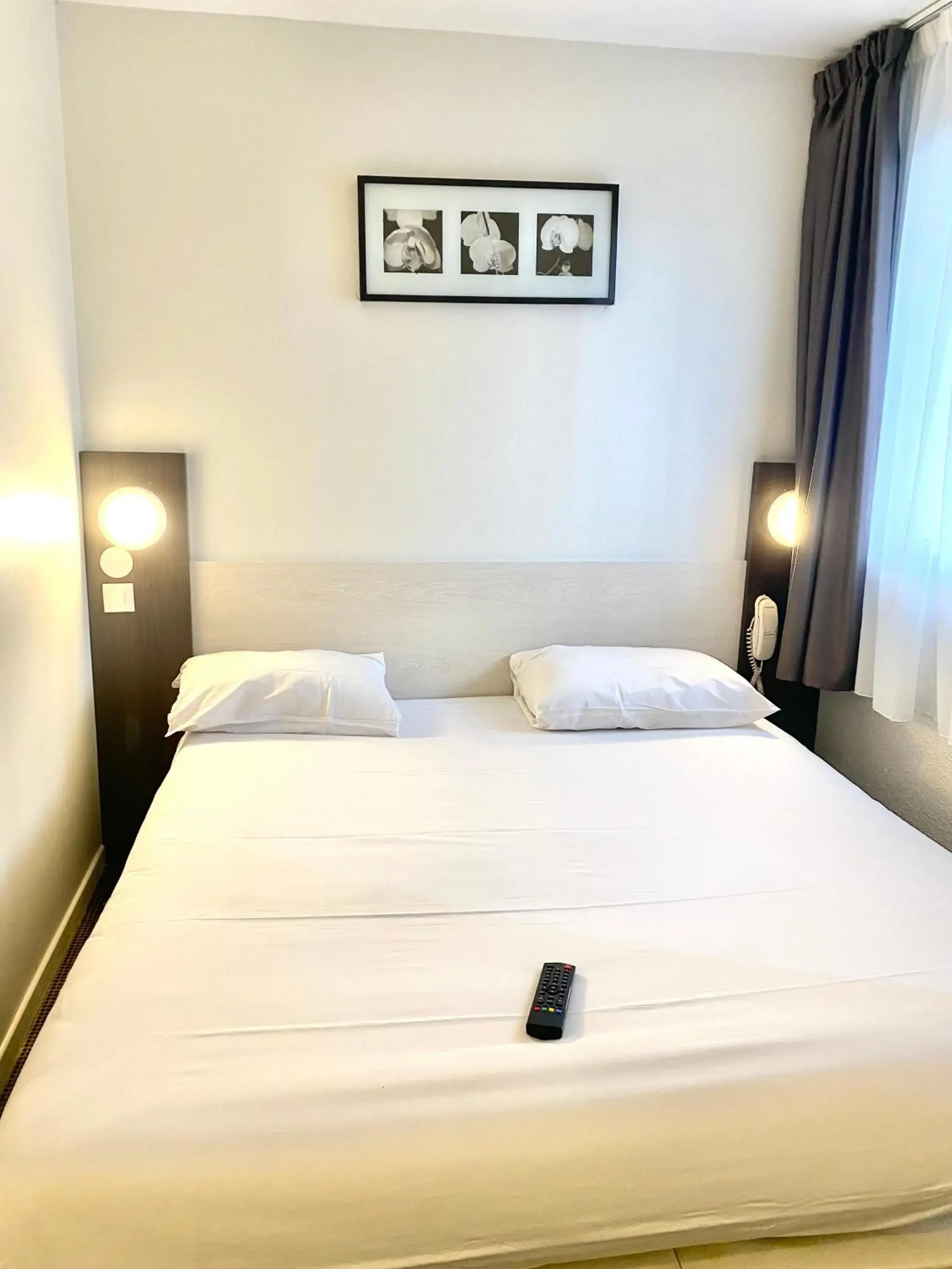 Bed in Brit Hotel Lyon Nord Dardilly Bed in Brit Hotel Lyon Nord Dardilly