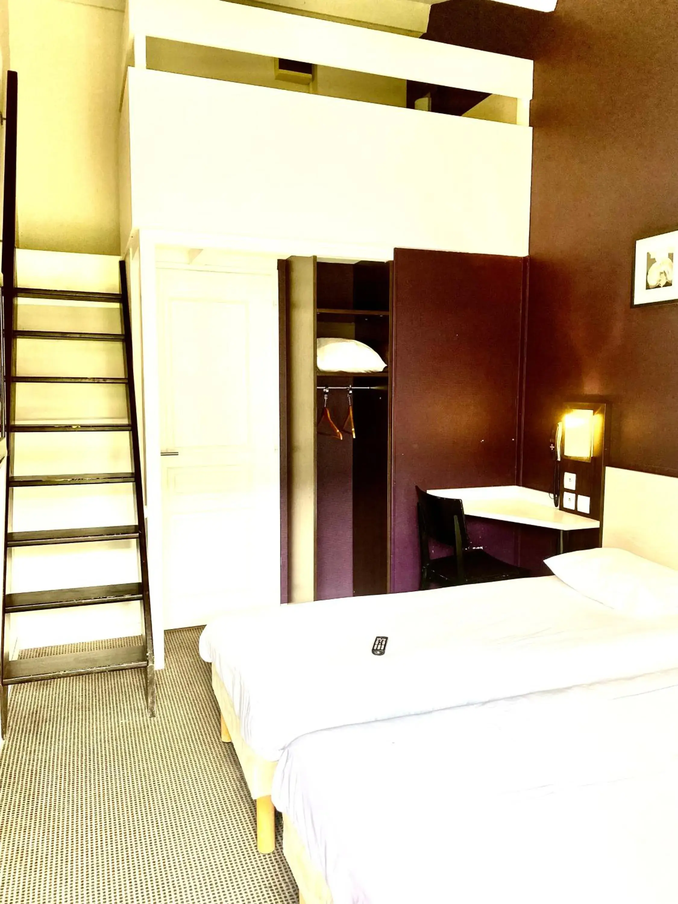 Bed in Brit Hotel Lyon Nord Dardilly Bed in Brit Hotel Lyon Nord Dardilly