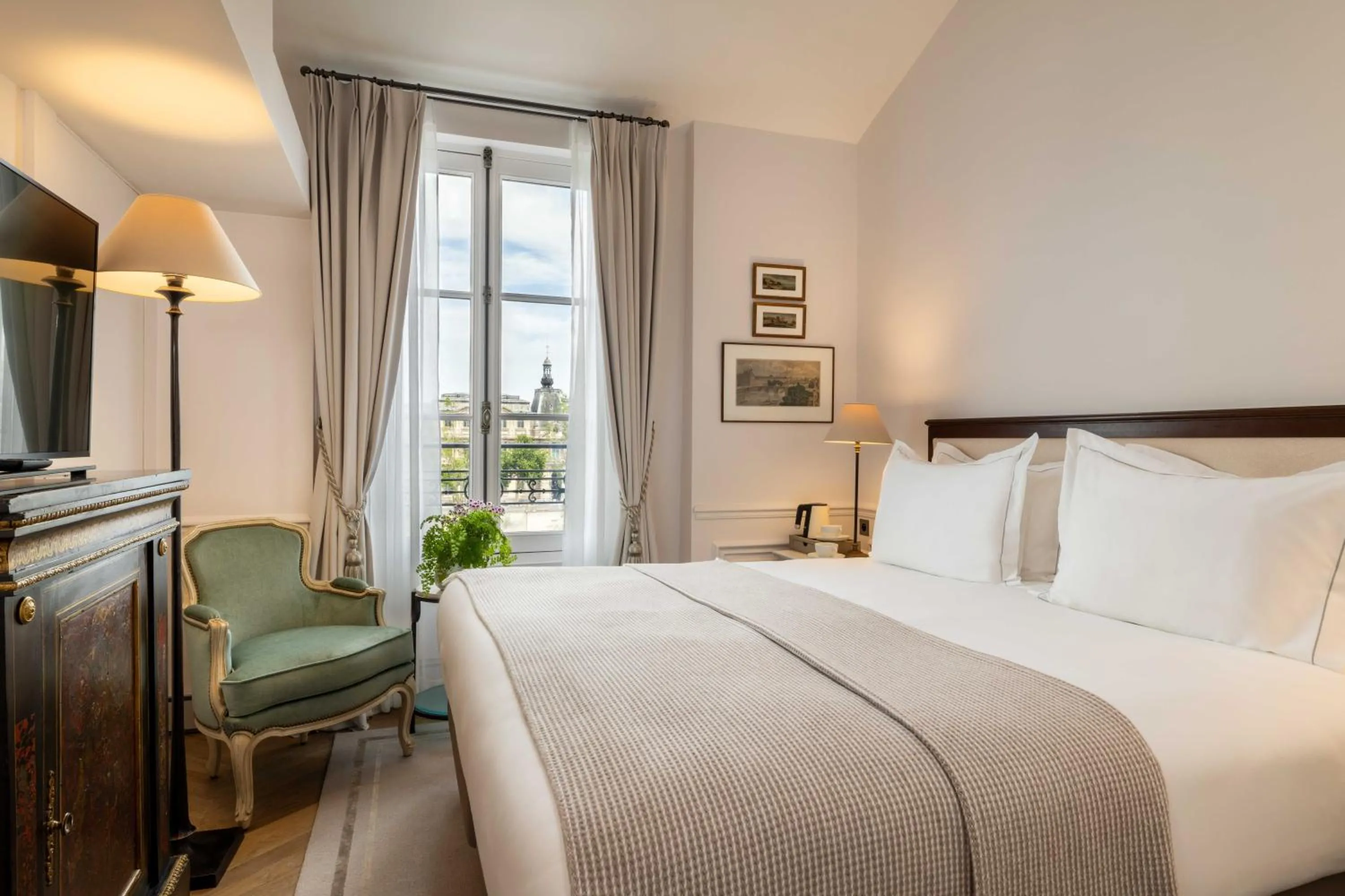 Superior Double or Twin Room with City View in Hotel Du Quai Voltaire