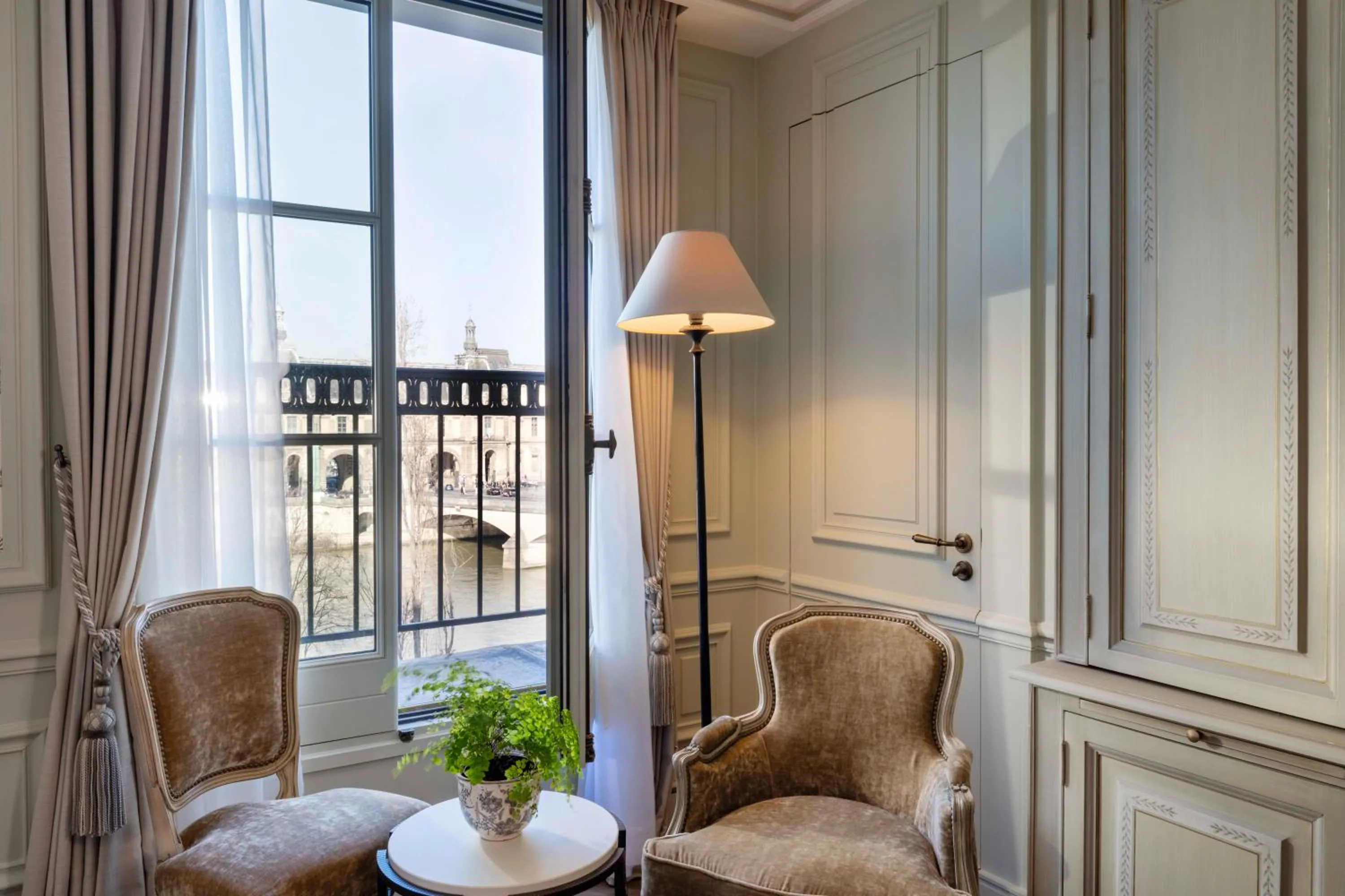 Deluxe  Room with River View in Hotel Du Quai Voltaire