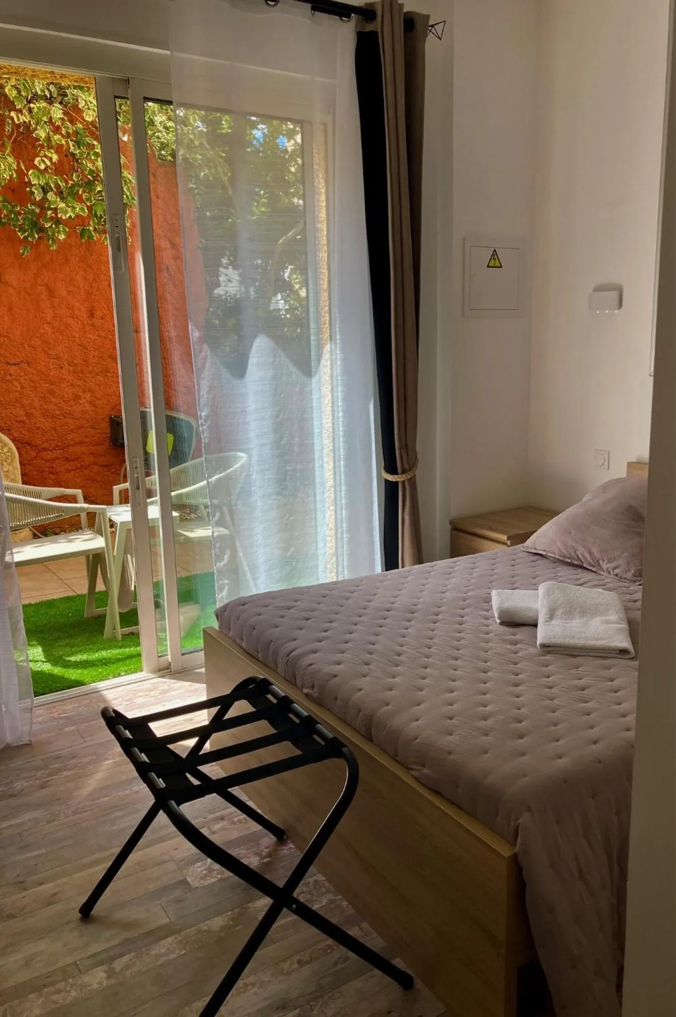 Patio, Bed in Hôtel Le Gambetta