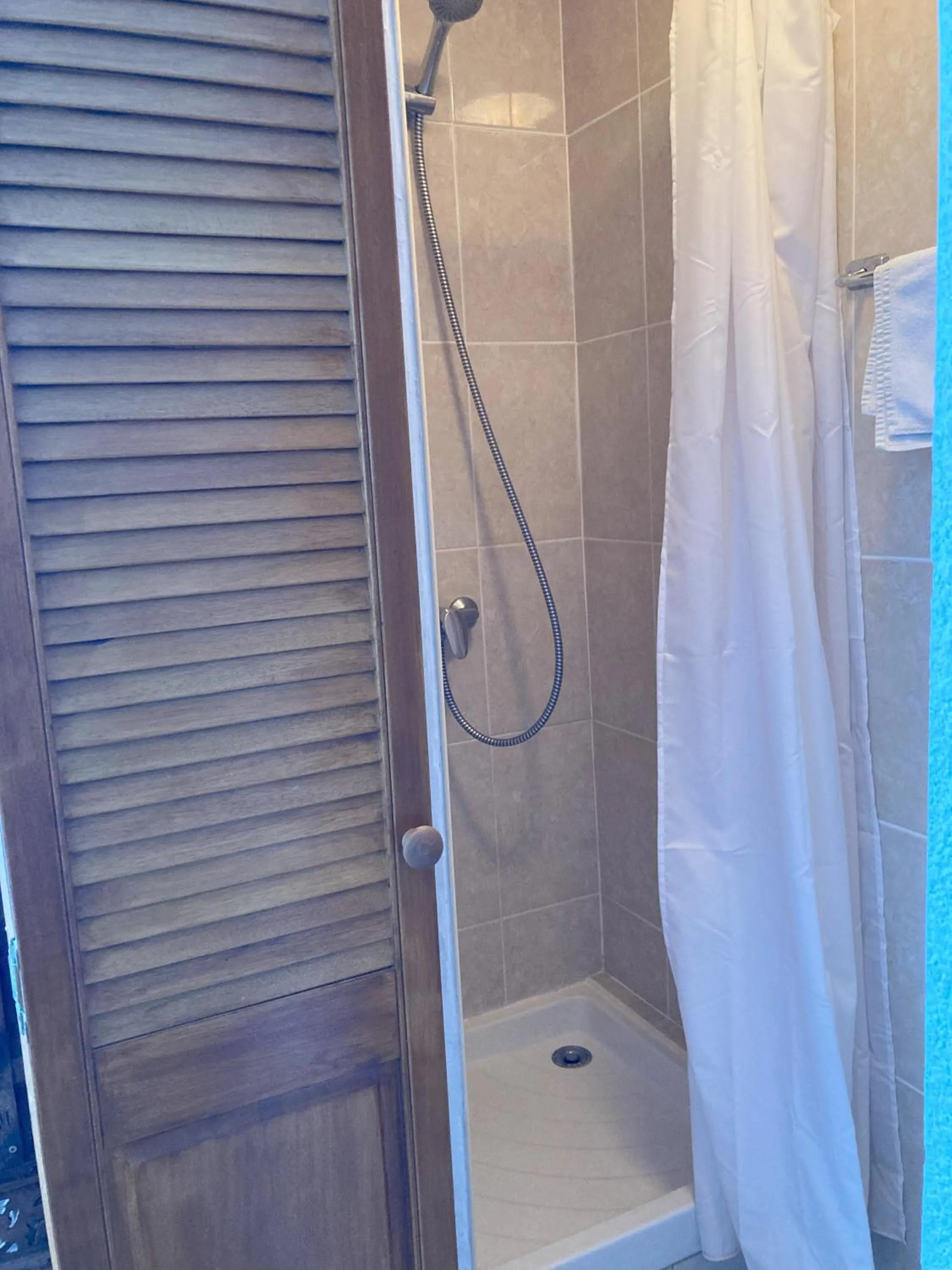Shower in Hôtel Le Gambetta