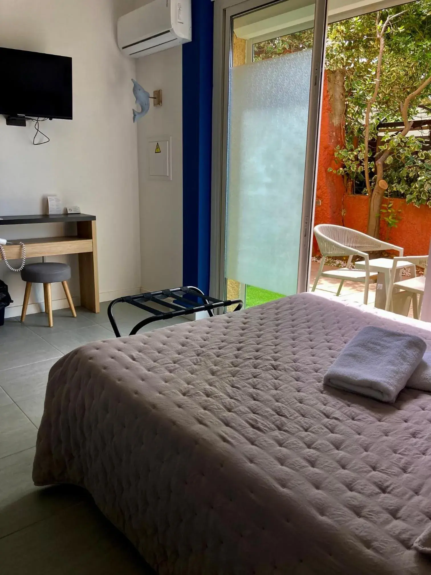 Patio, Bed in Hôtel Le Gambetta Patio, Bed in Hôtel Le Gambetta