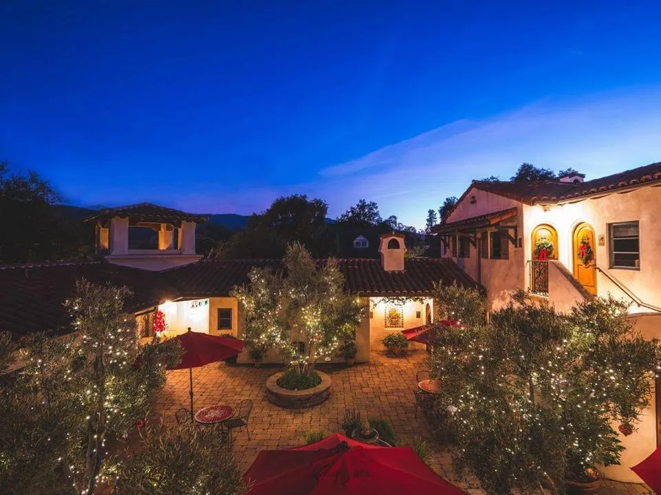 Inner courtyard view in Su Nido Inn