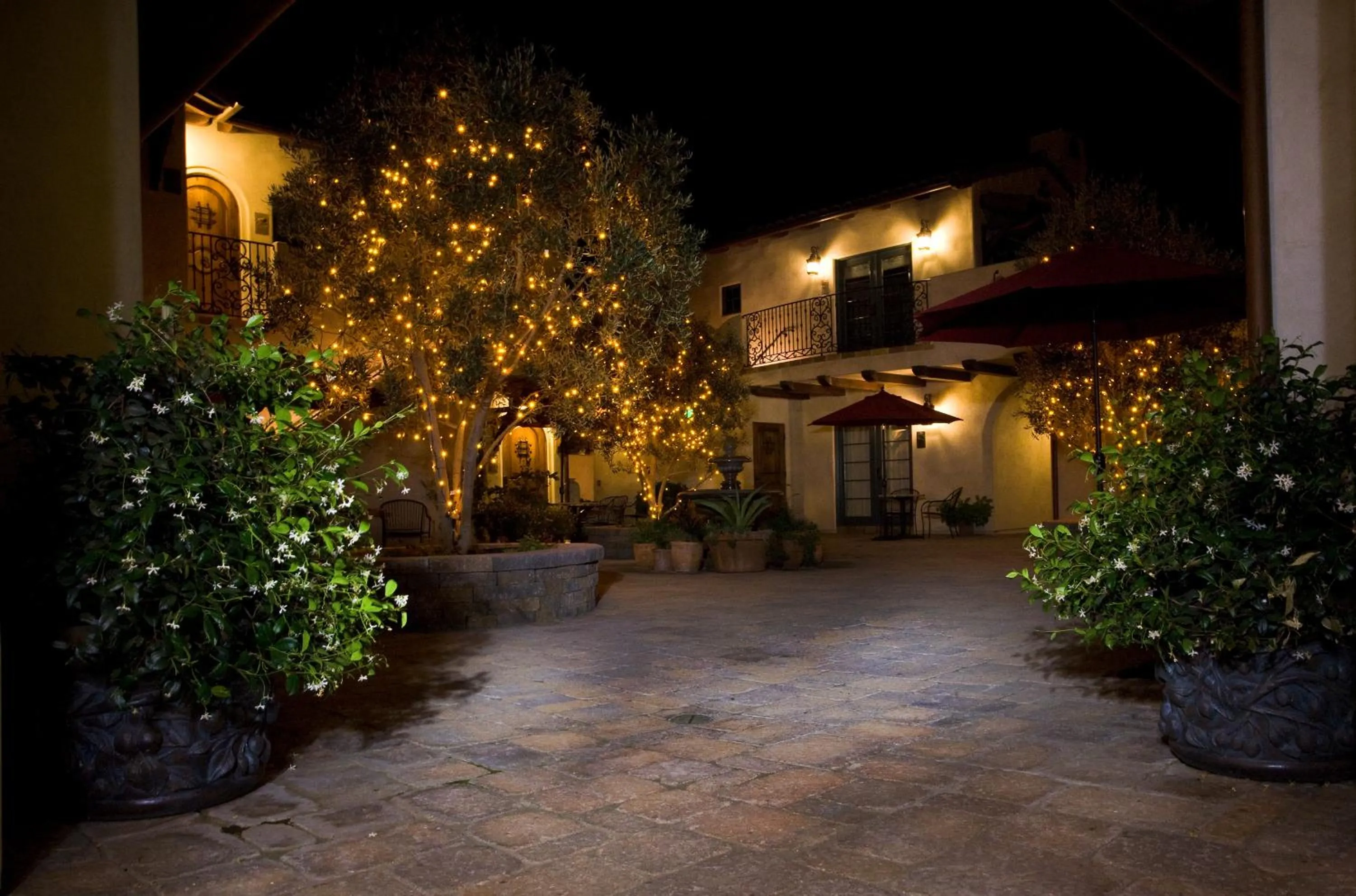 Inner courtyard view in Su Nido Inn