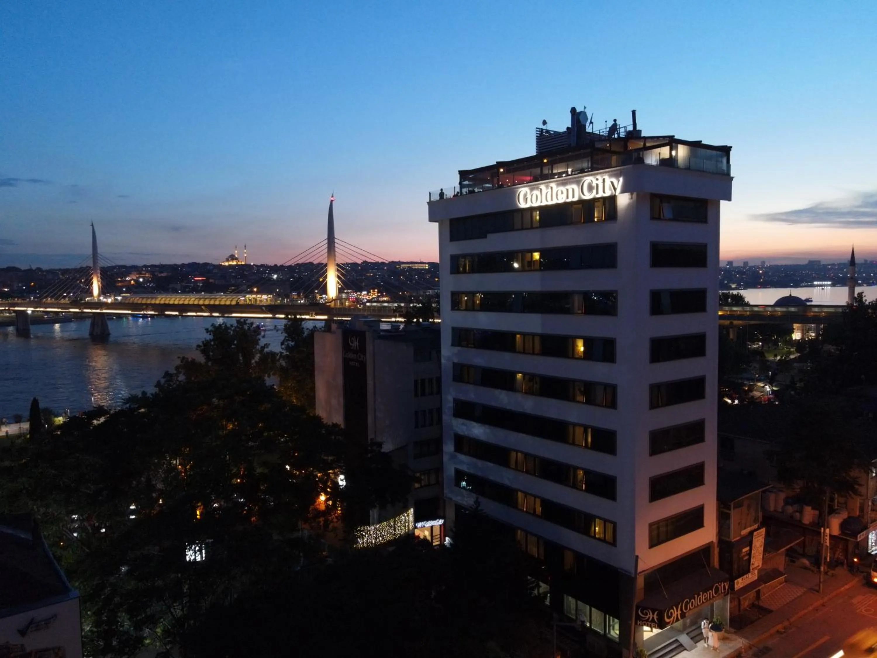Property building in Istanbul Golden City Hotel