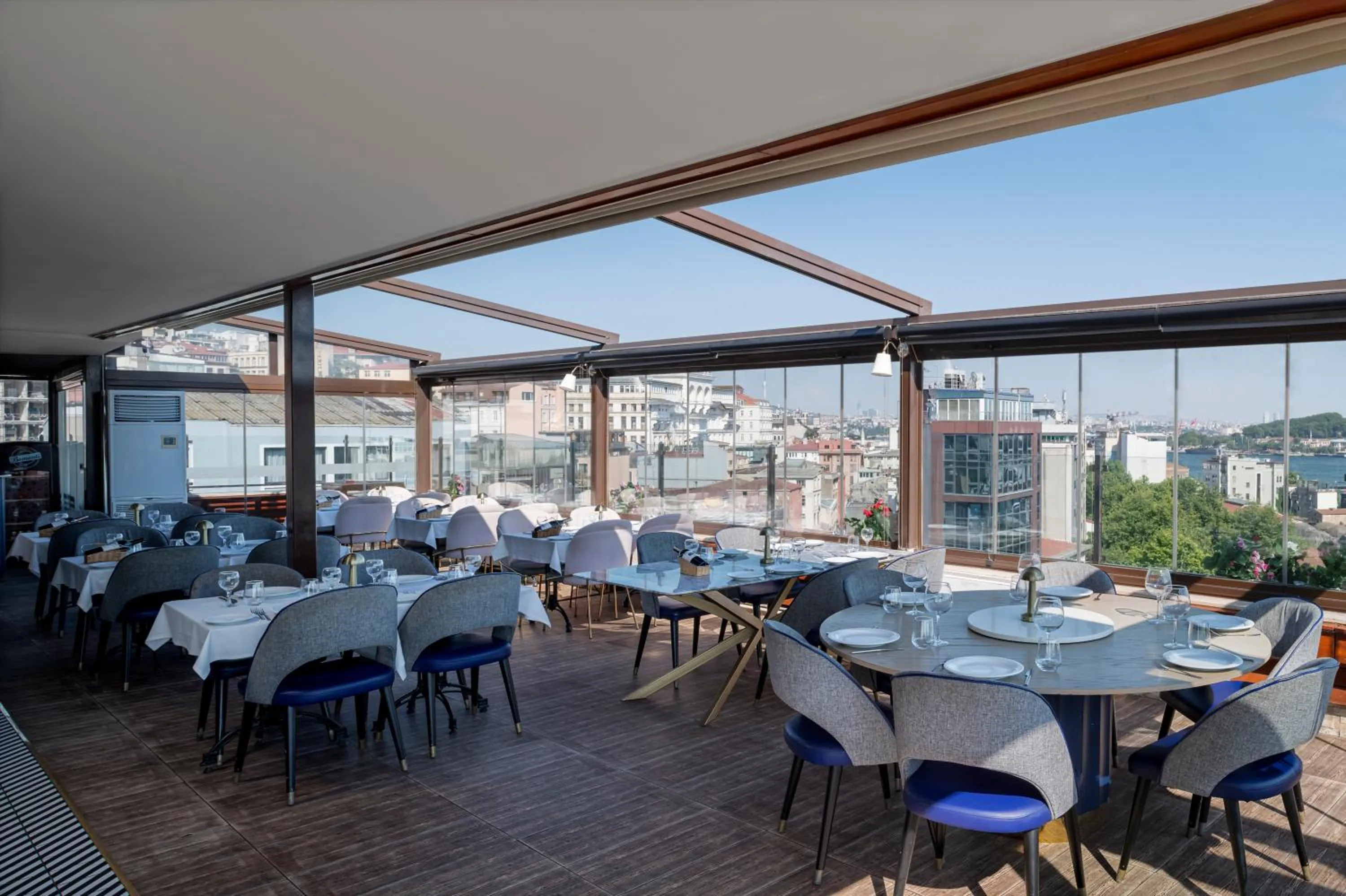 Property building in Istanbul Golden City Hotel